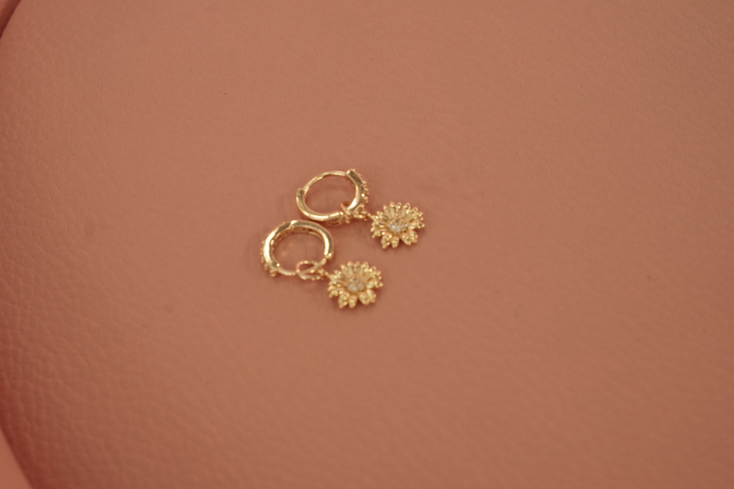 Huggies con colgante de flor y margarita, chapa de oro con zirconia