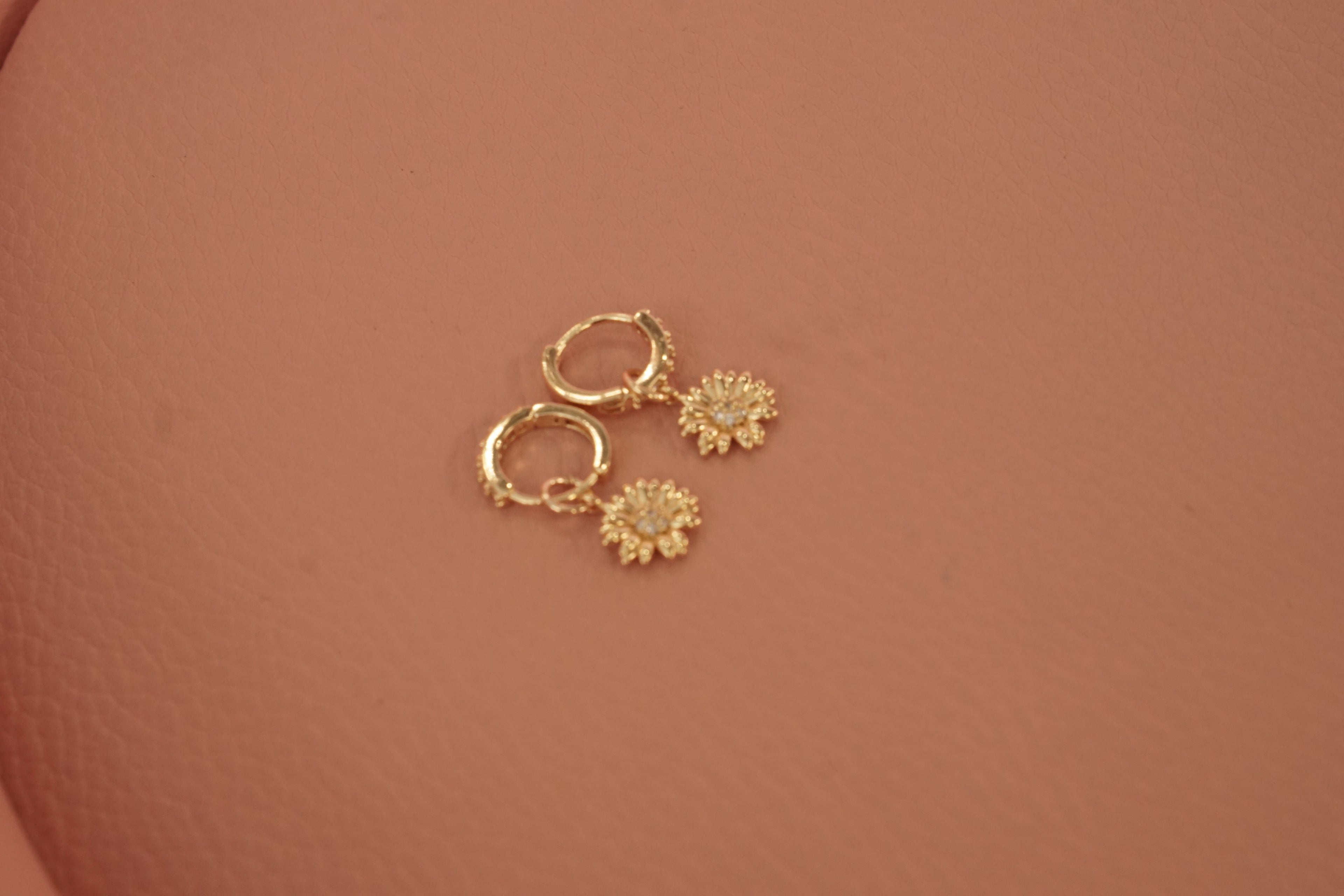 Huggies con colgante de flor y margarita, chapa de oro con zirconia