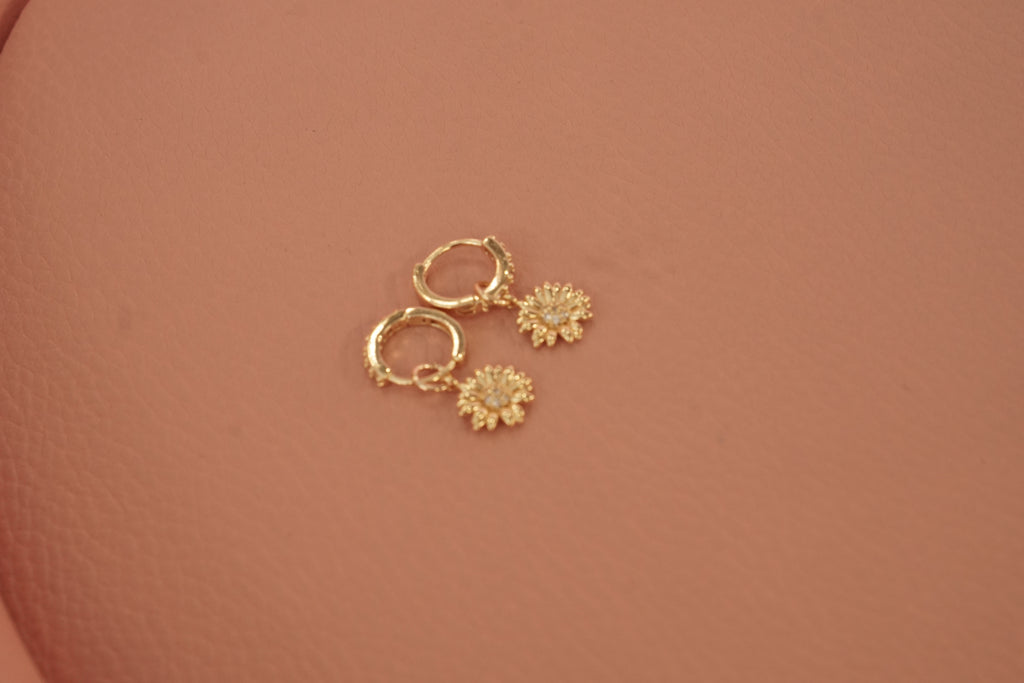 Huggies con colgante de flor y margarita, chapa de oro con zirconia