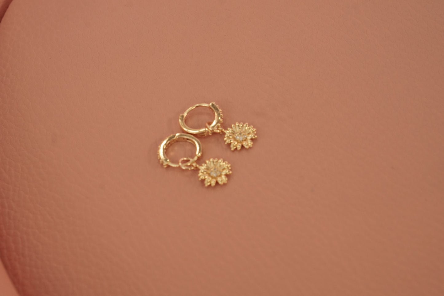 Huggies con colgante de flor y margarita, chapa de oro con zirconia