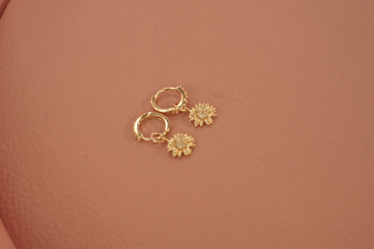 Huggies con colgante de flor y margarita, chapa de oro con zirconia