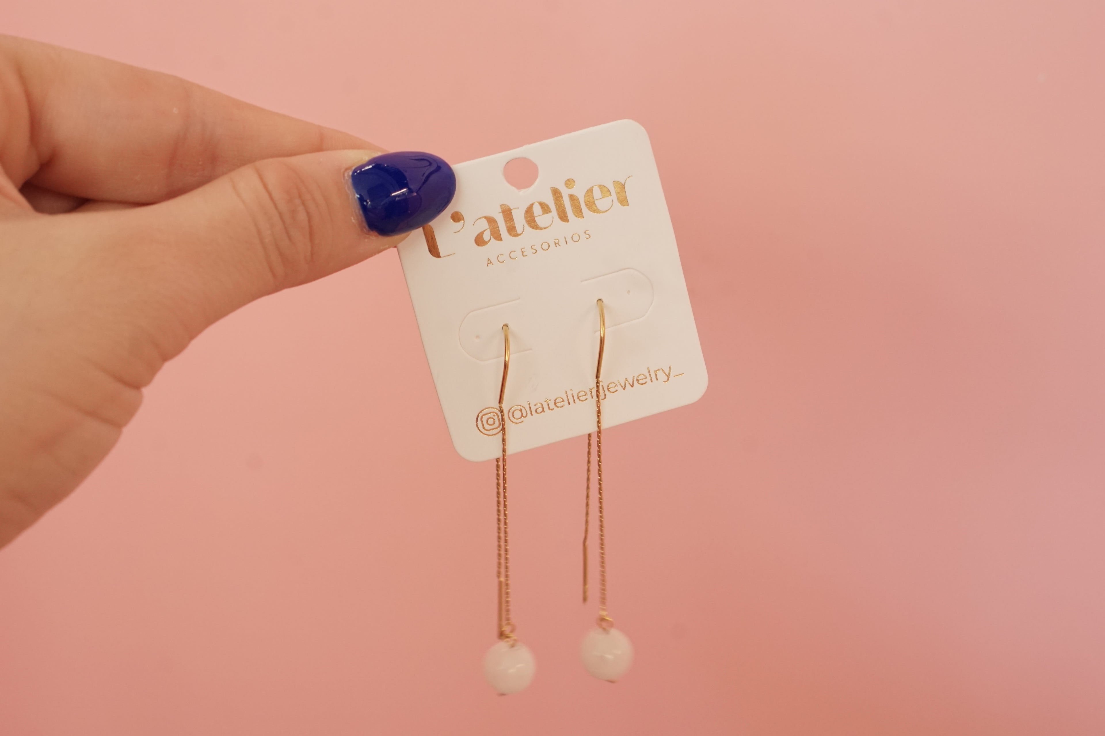 Arete largo con esfera de cristal 65 mm dorado