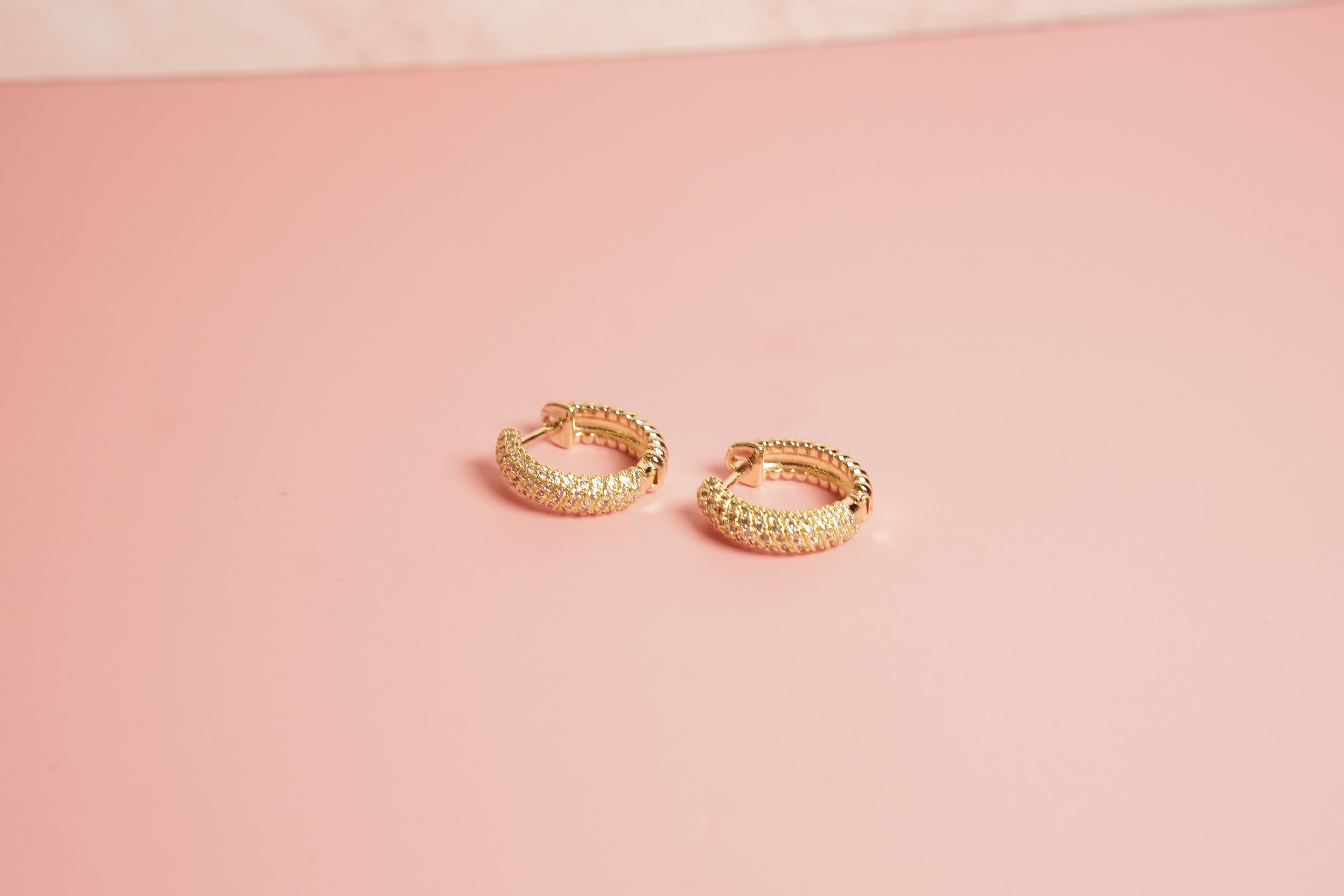 Arracada tubular con zirconias chapa de oro