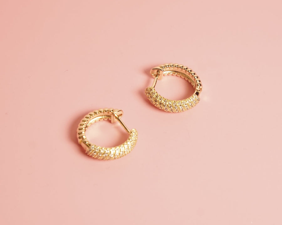 Arracada tubular con zirconias chapa de oro