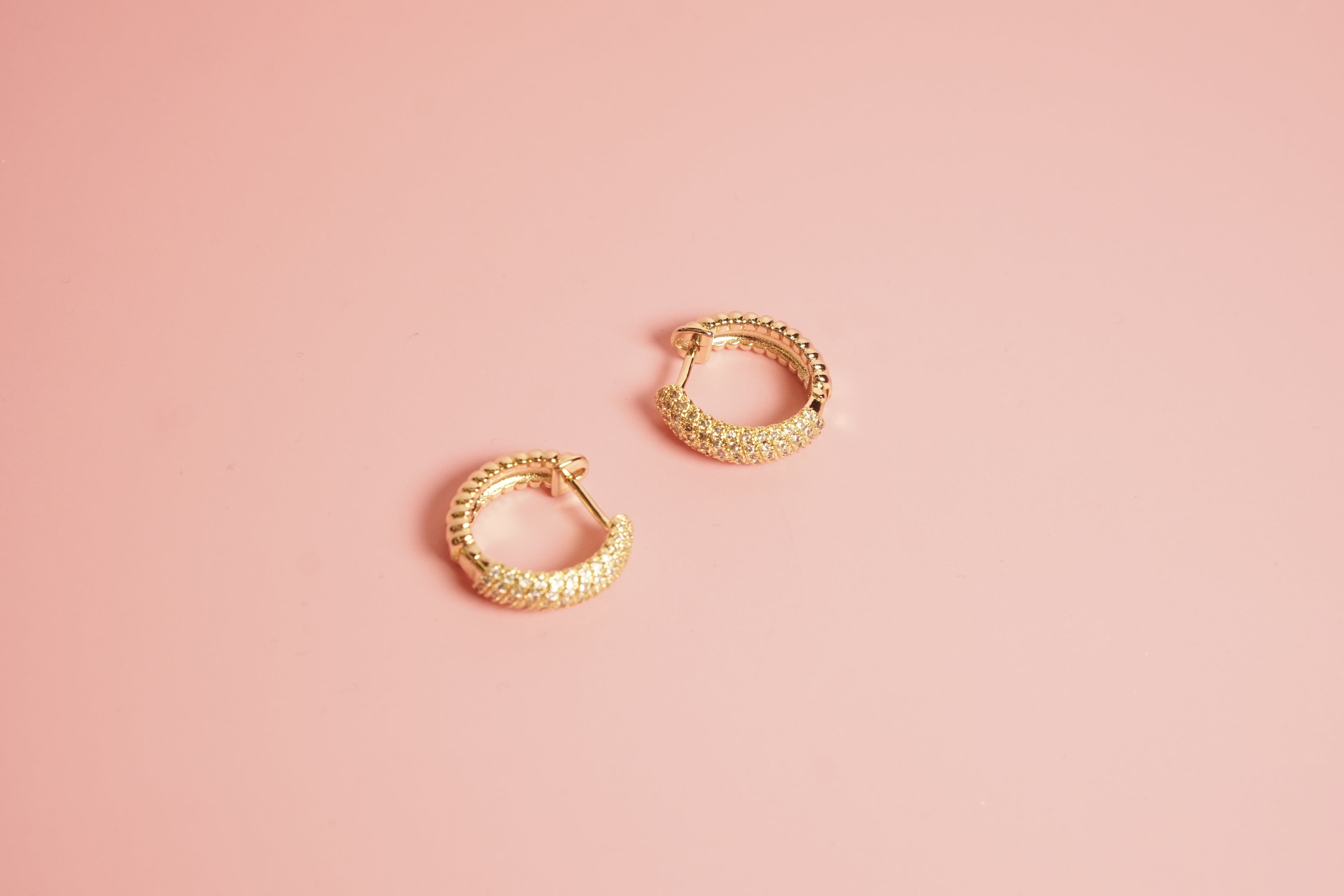 Arracada tubular con zirconias chapa de oro