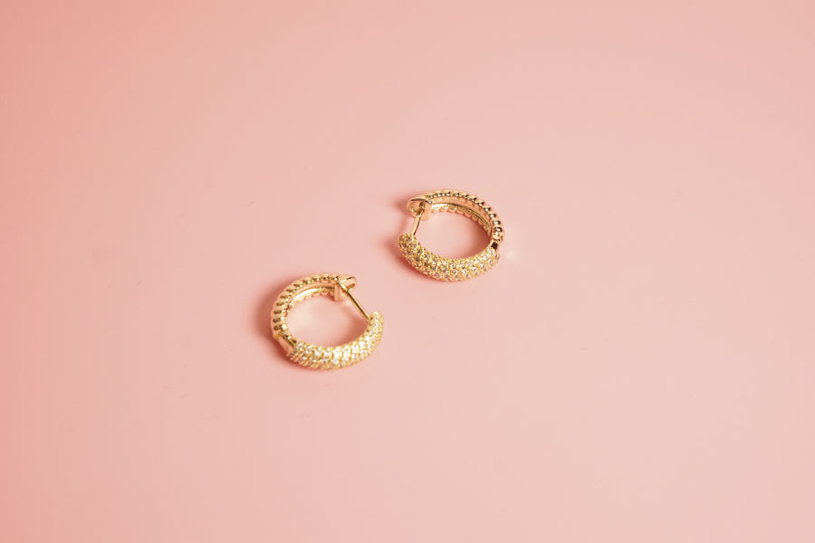 Arracada tubular con zirconias chapa de oro