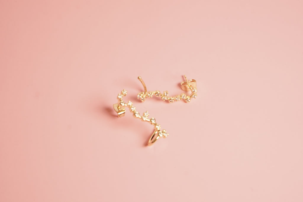 Arete diseño guia zirconia chapa de oro, con earcuff