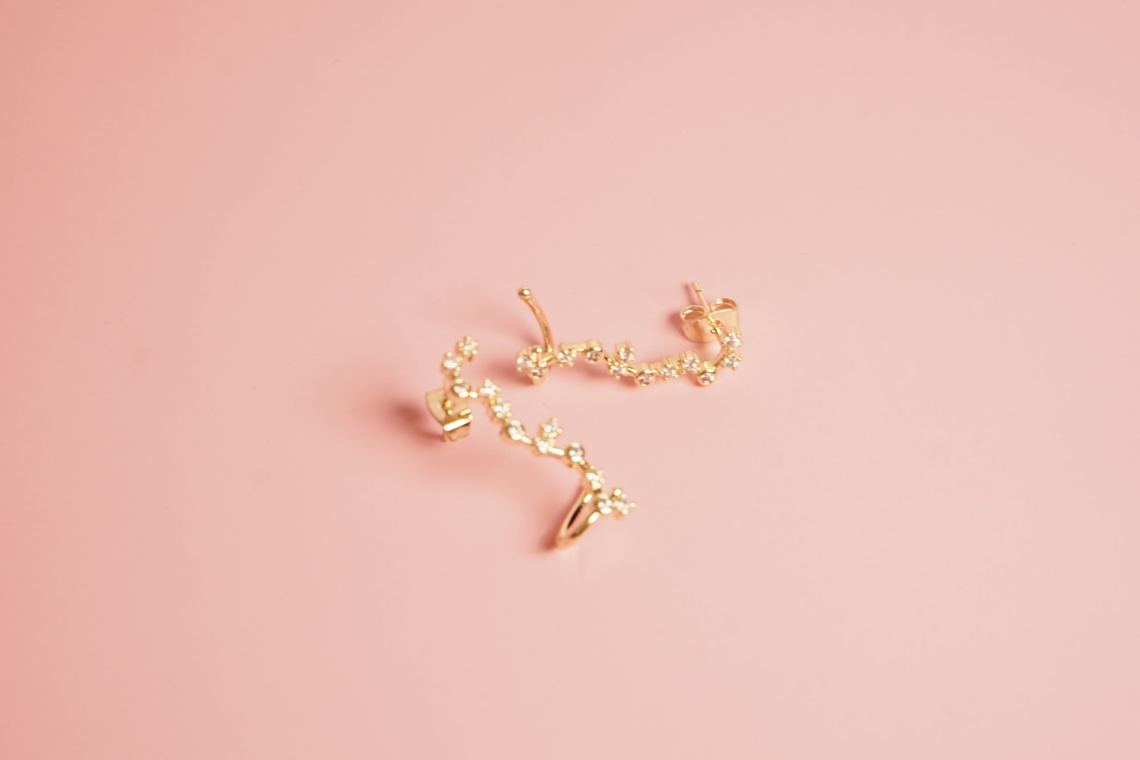 Arete diseño guia zirconia chapa de oro, con earcuff