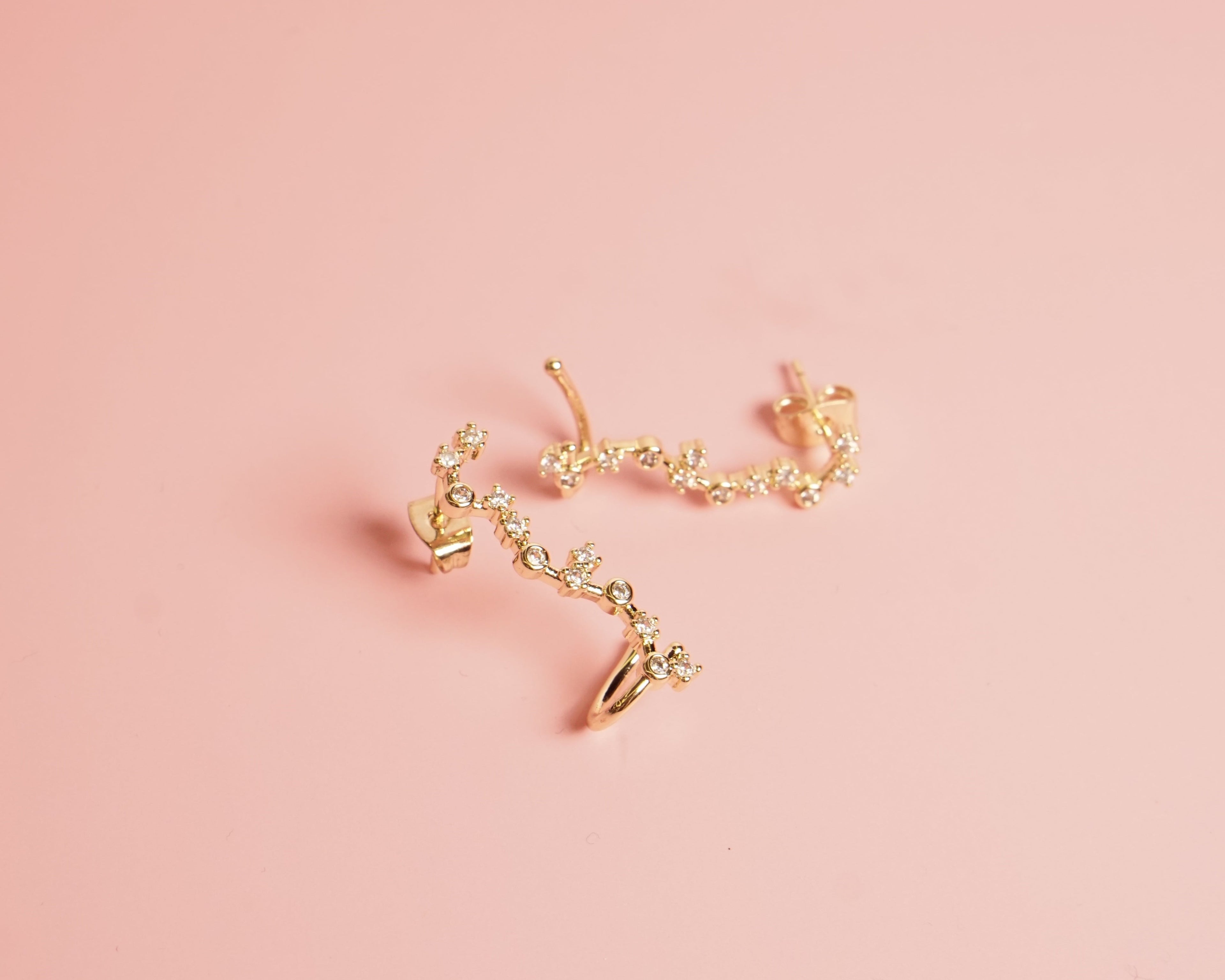 Arete diseño guia zirconia chapa de oro, con earcuff