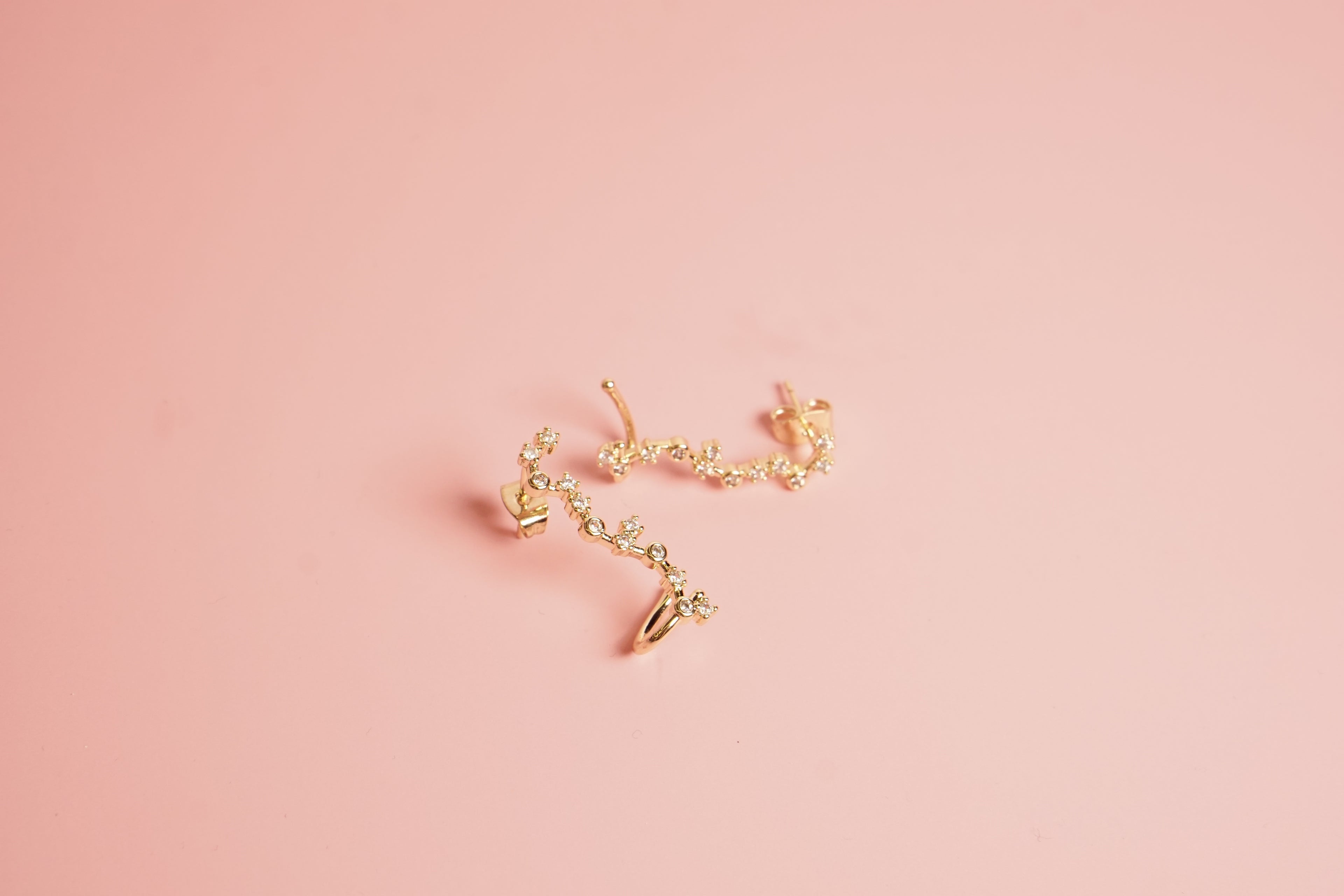 Arete diseño guia zirconia chapa de oro, con earcuff