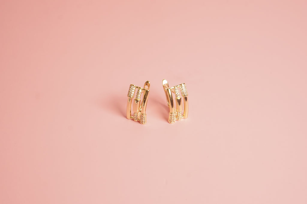 Arracada rectangular con zirconias diseño lineas