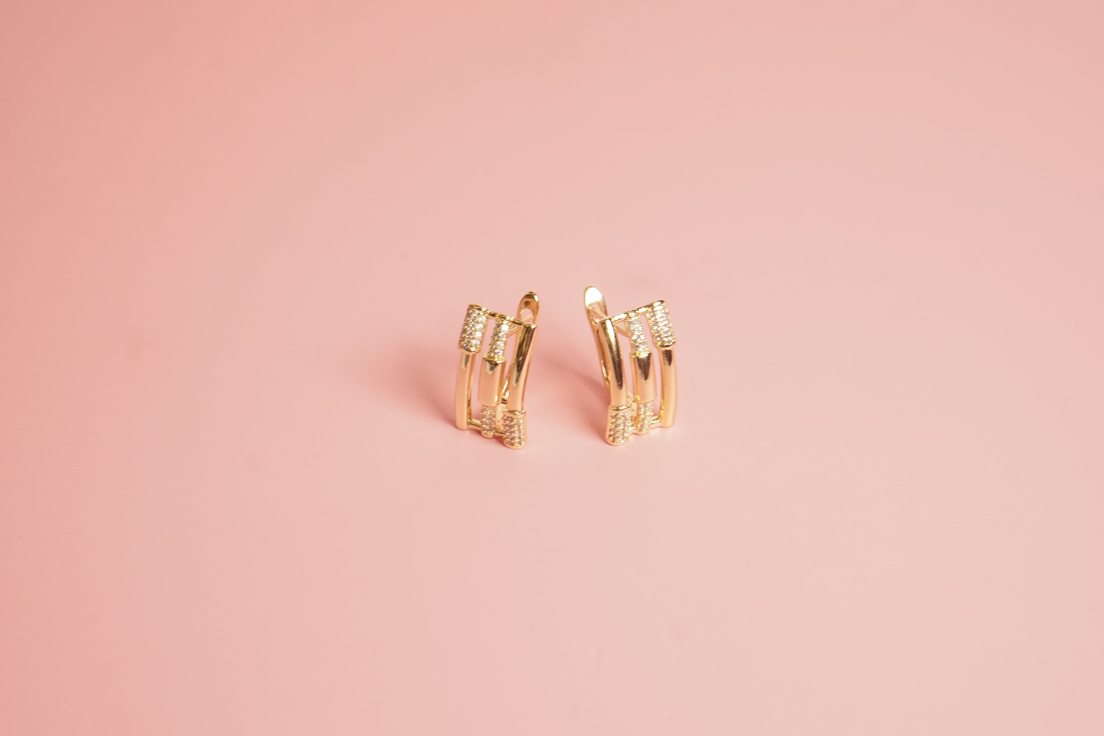 Arracada rectangular con zirconias diseño lineas