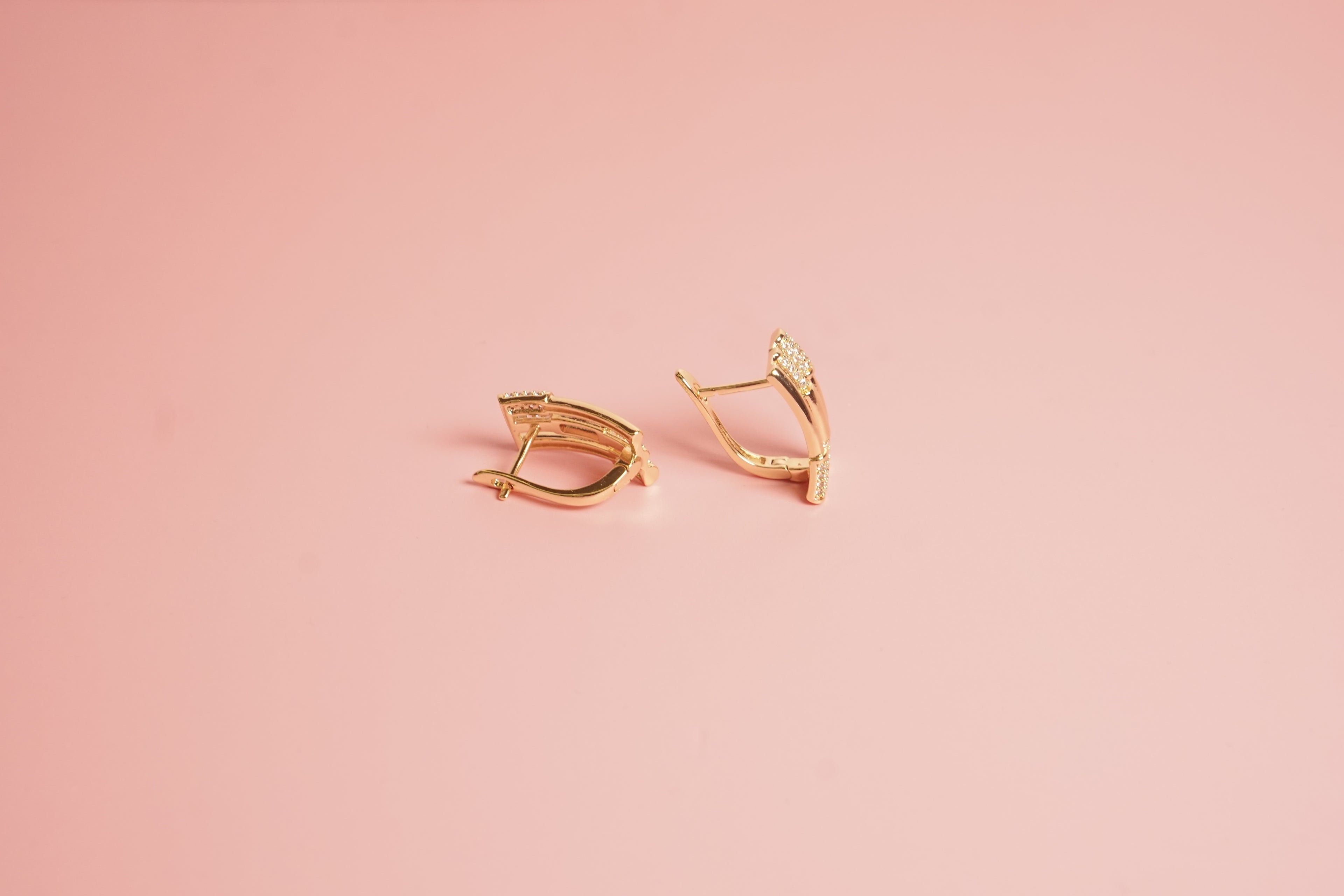 Arracada rectangular con zirconias diseño lineas