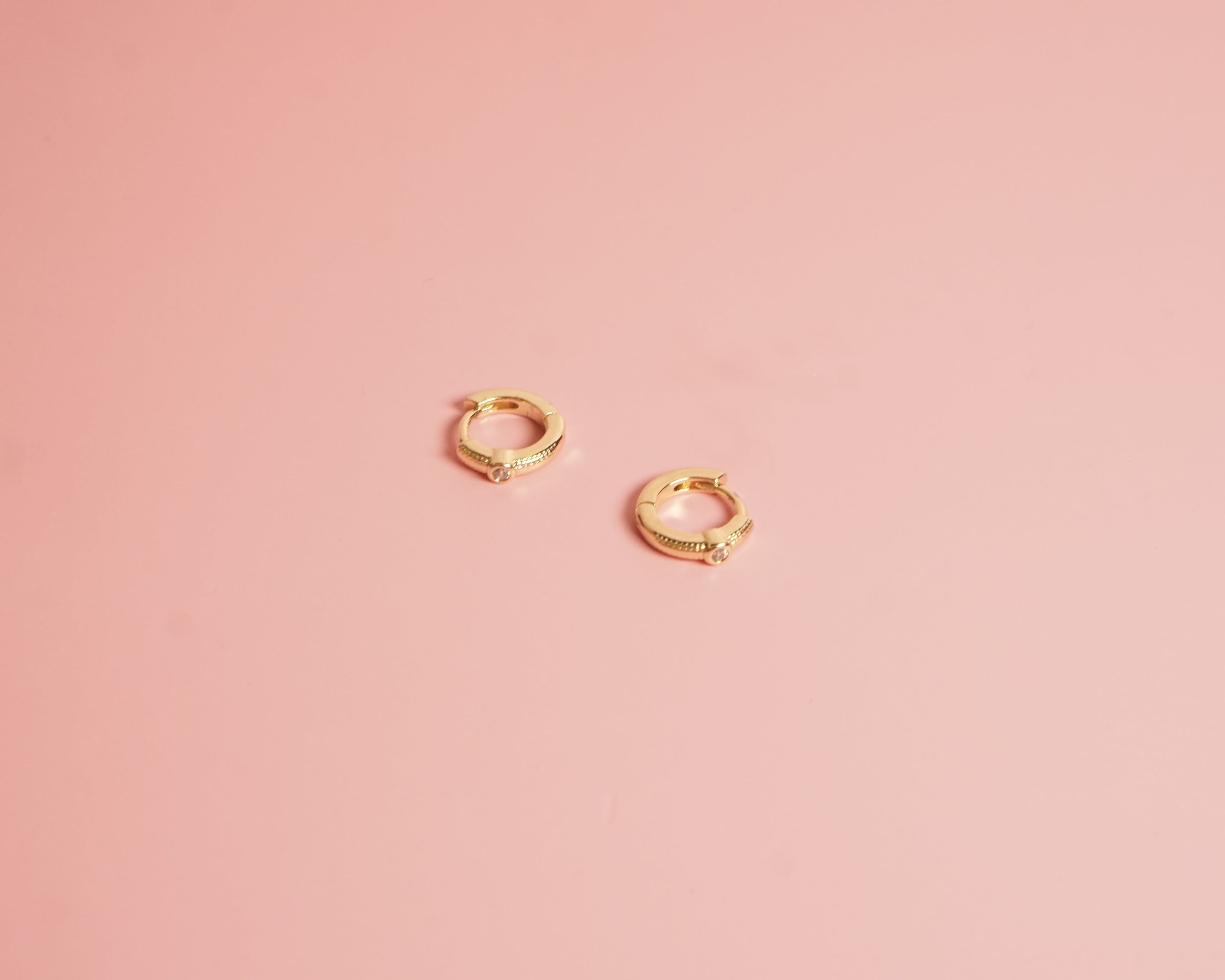 Huggies onduladas zirconias chapa de oro