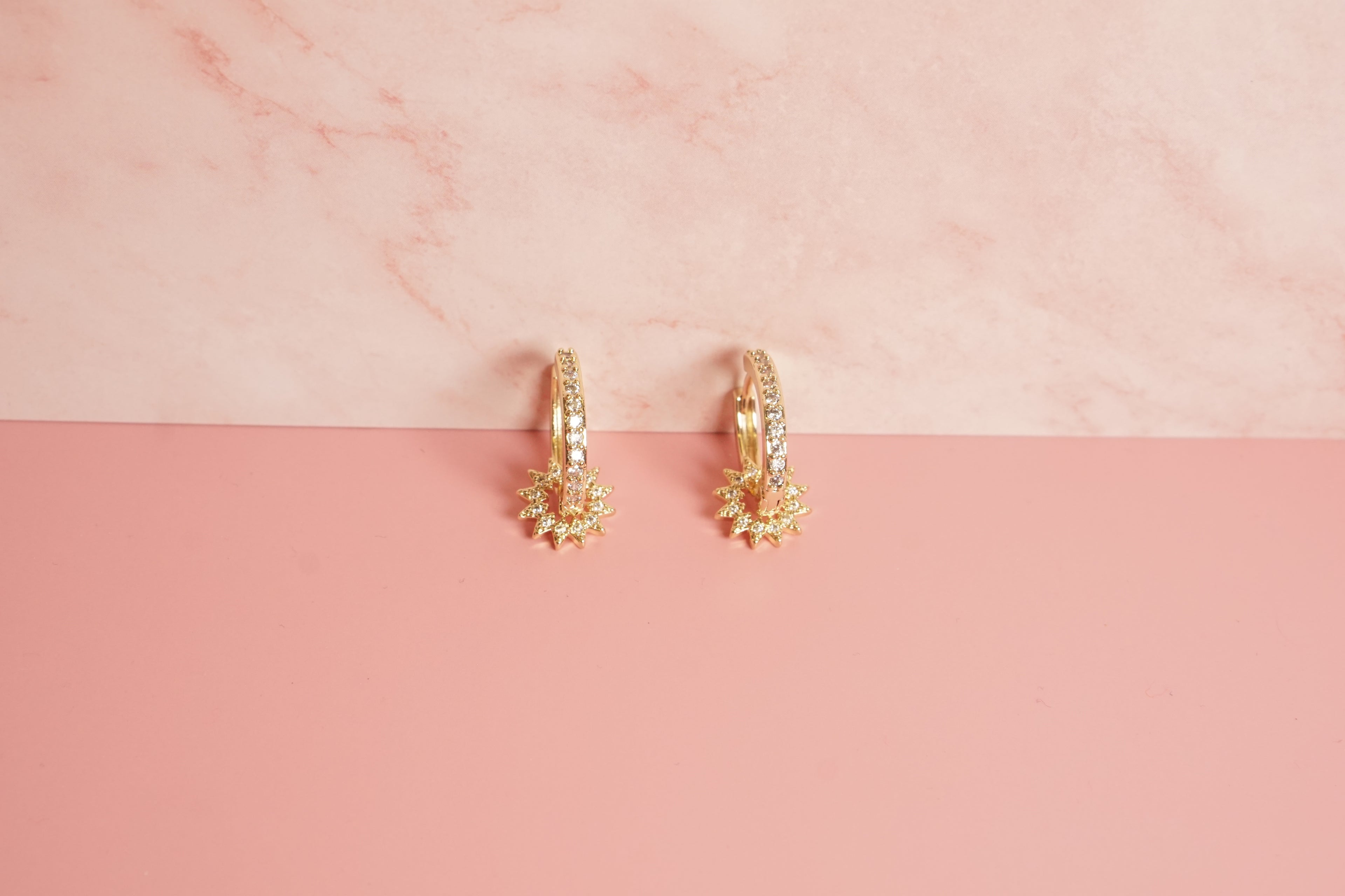 Huggies colgante sol zirconias