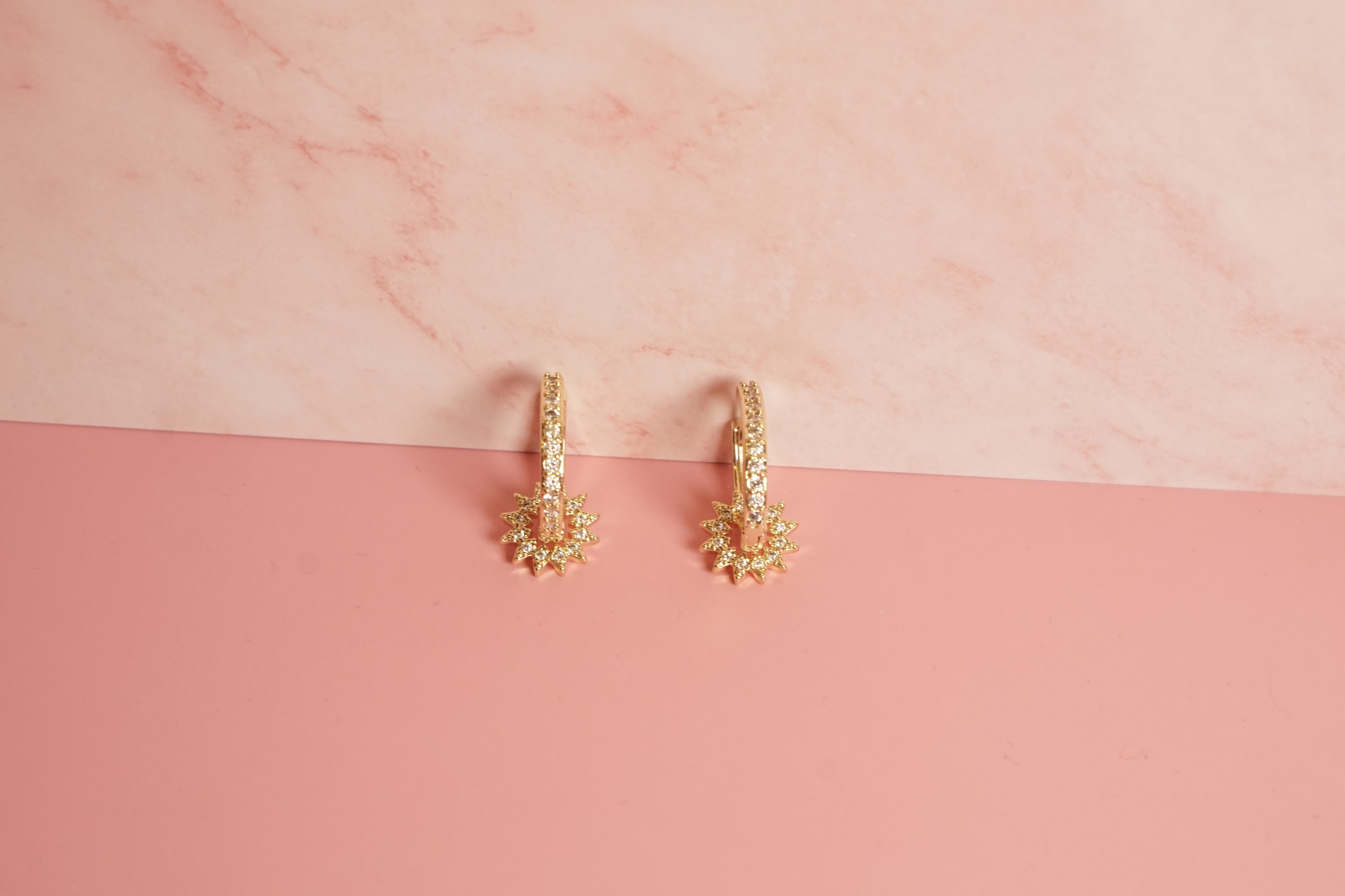 Huggies colgante sol zirconias