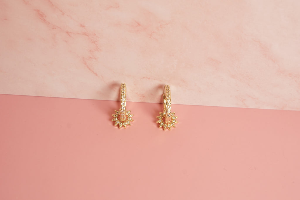 Huggies colgante sol zirconias