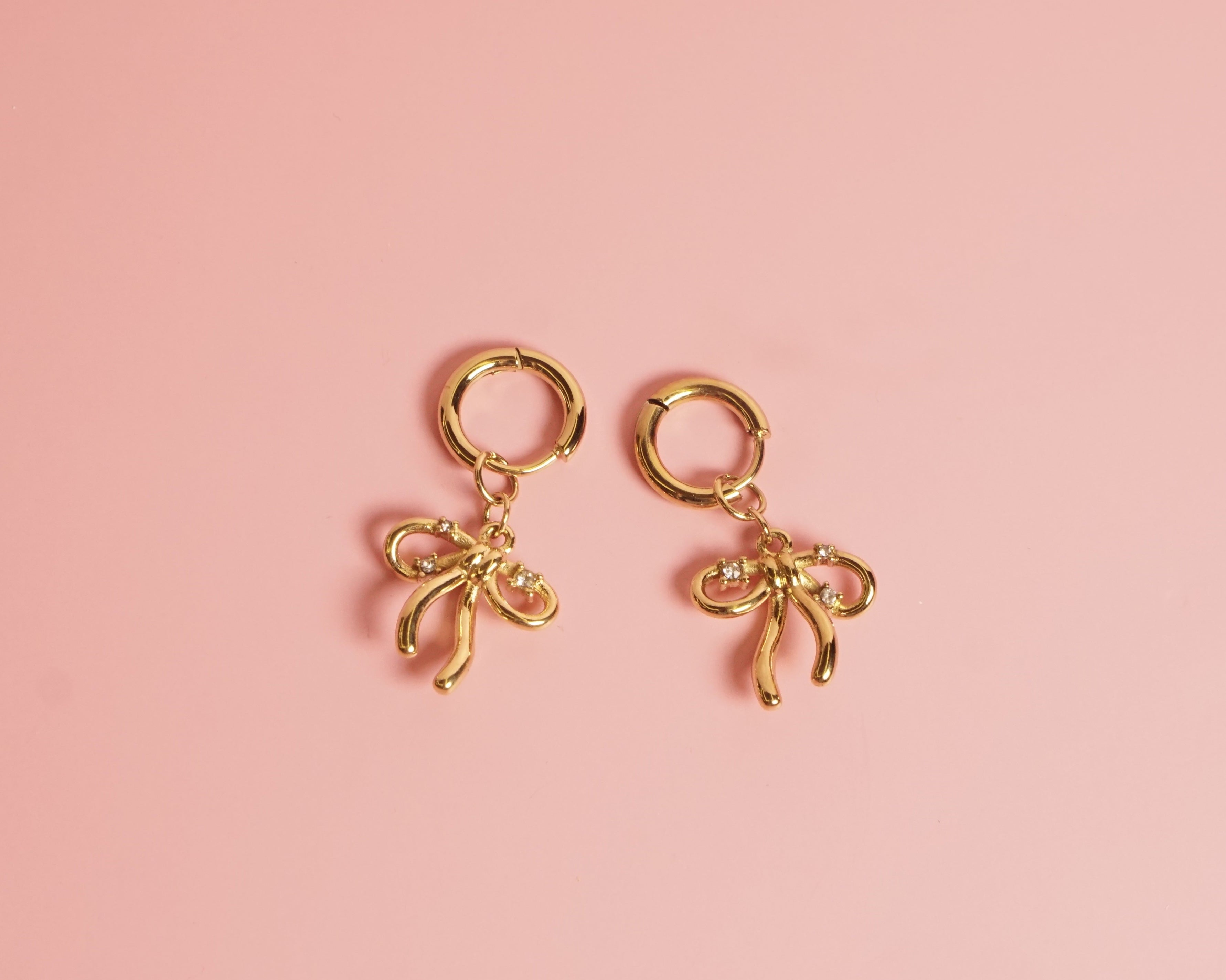 Arracada moño lazo con cristales , acero