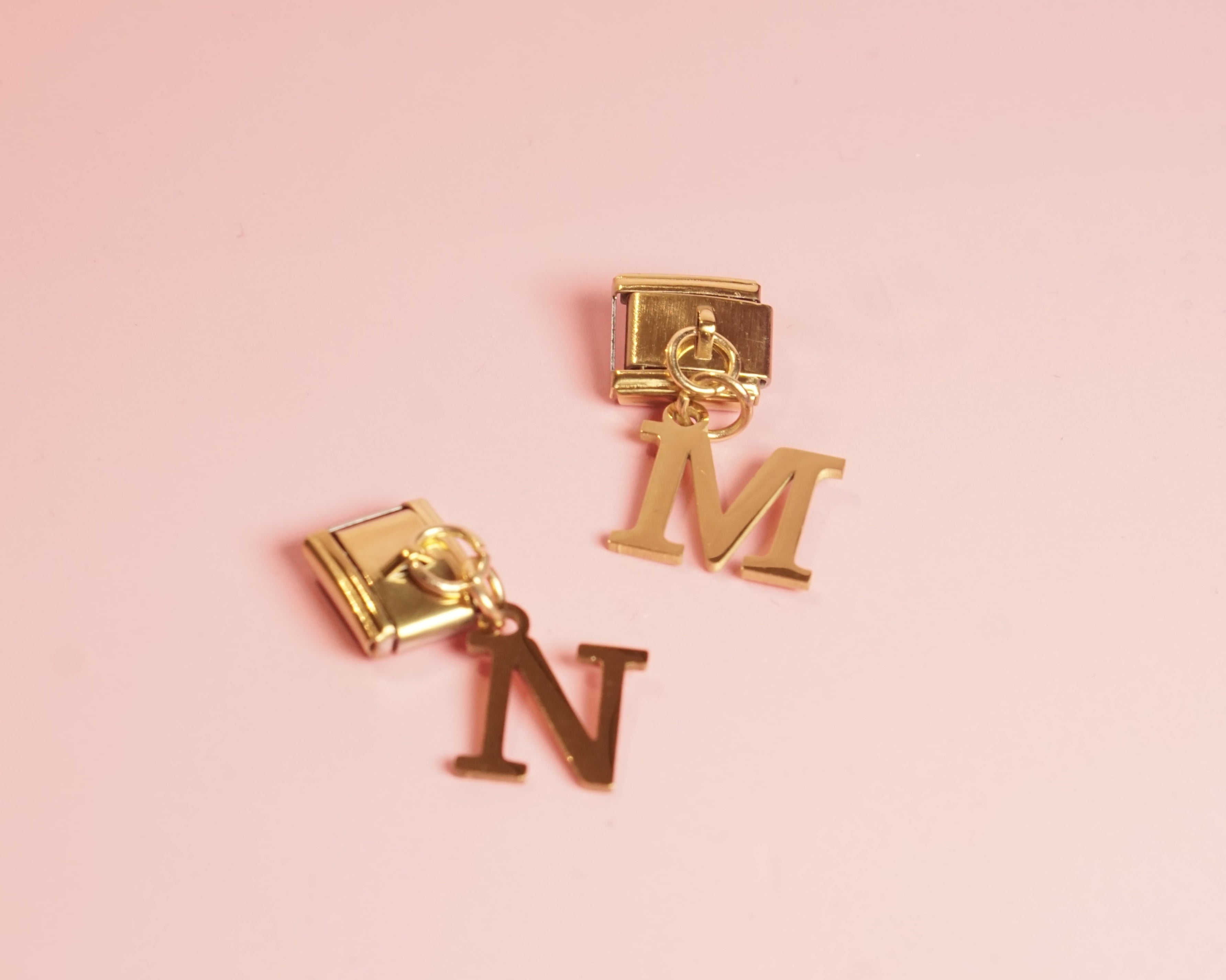 charm letra colgante