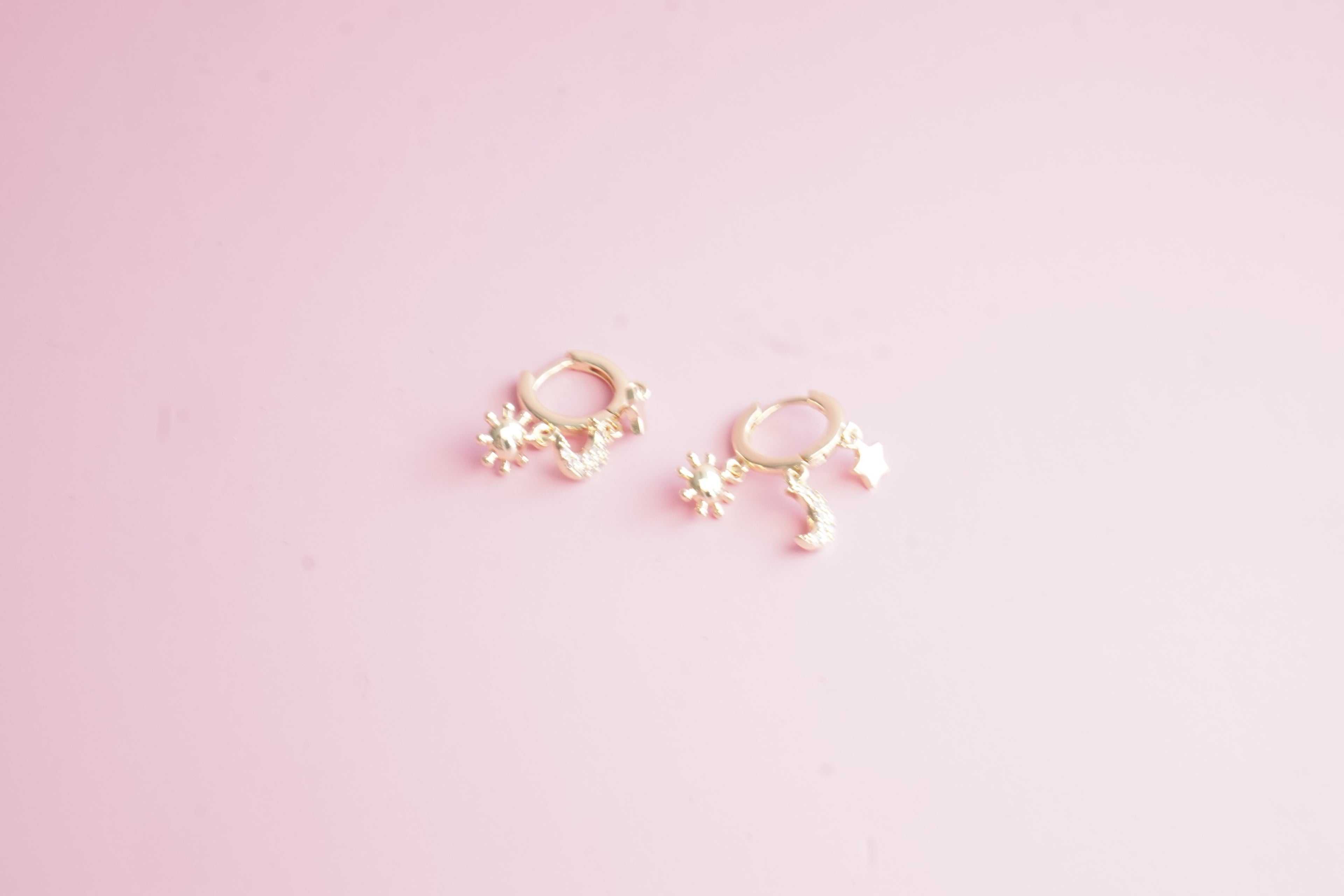 Huggies cosmic chapa de oro