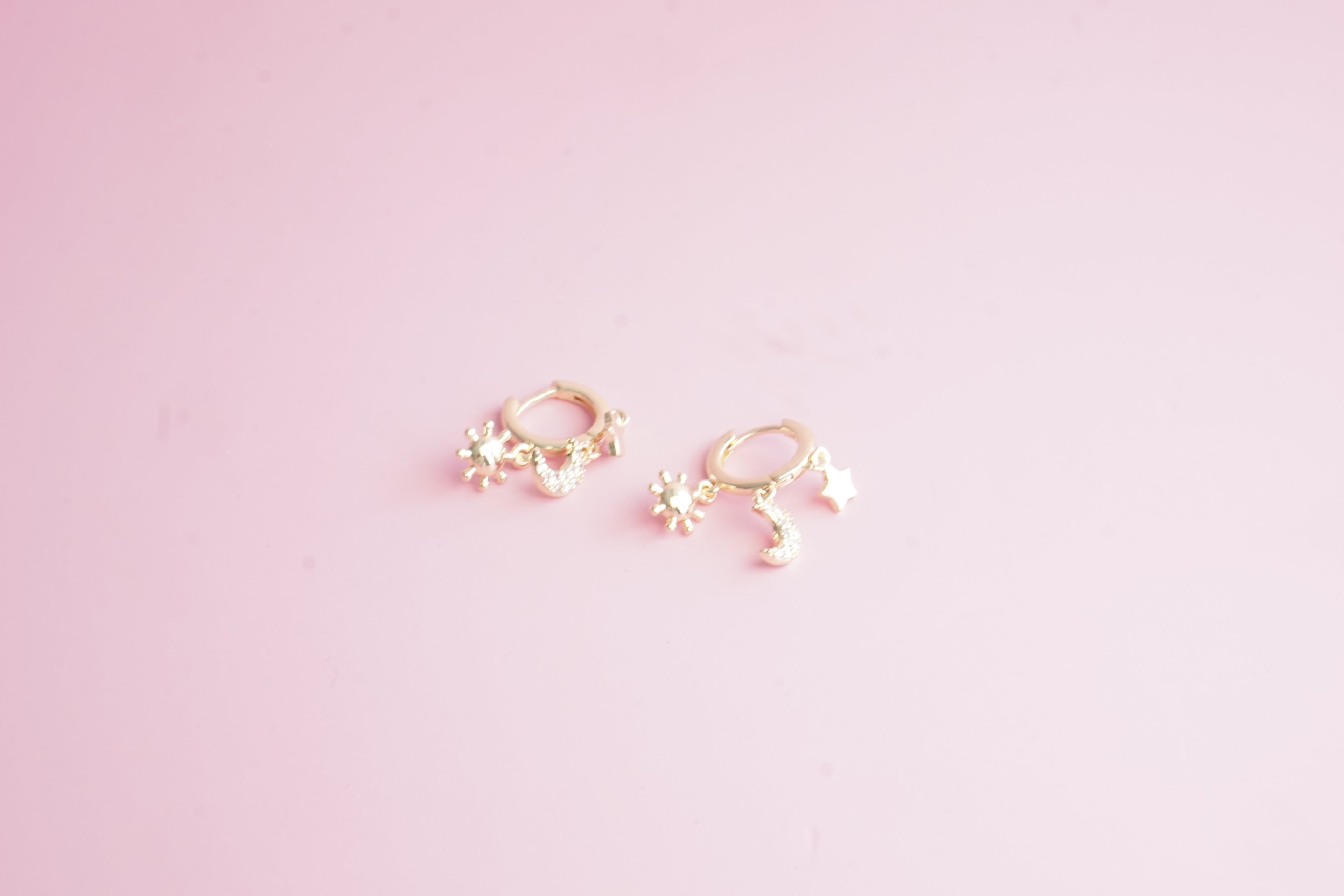 Huggies cosmic chapa de oro