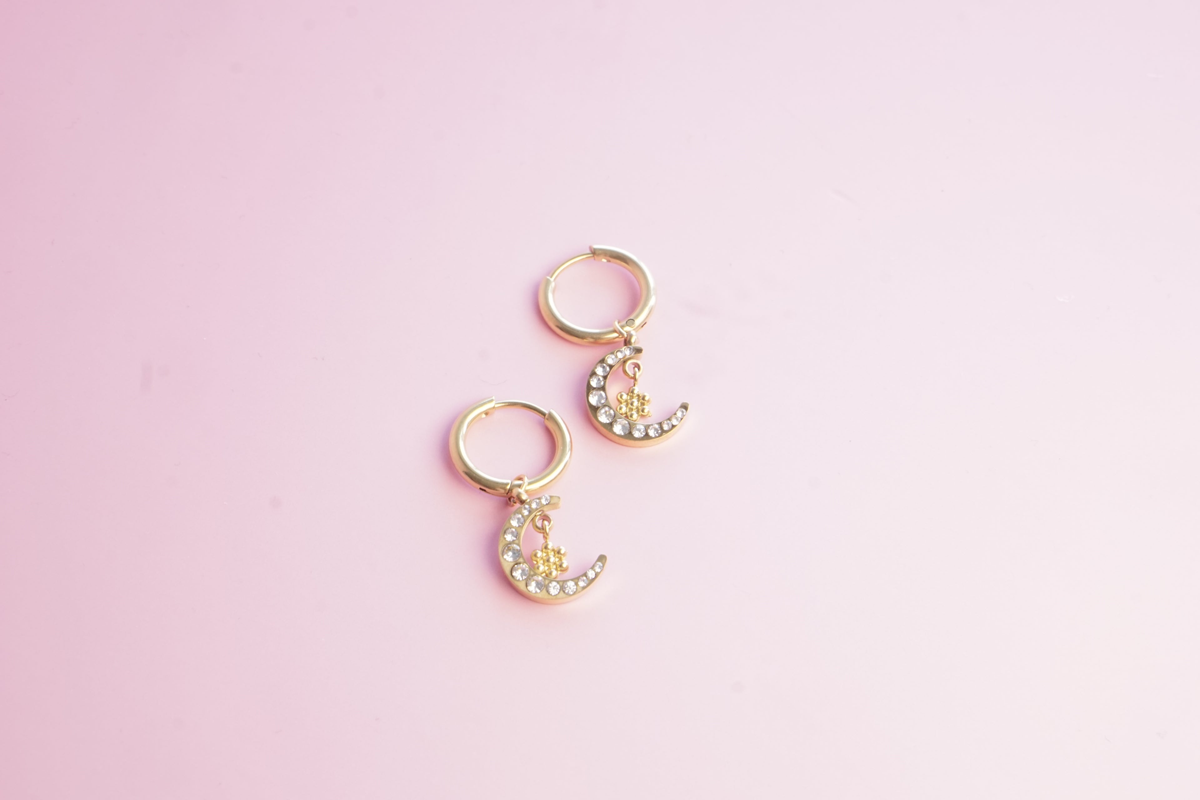 Arracada colgante luna acero y cristal