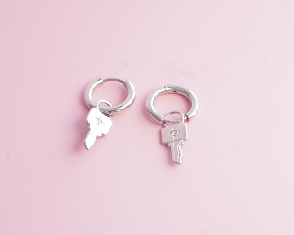 Huggie llave colgante con cristal de acero