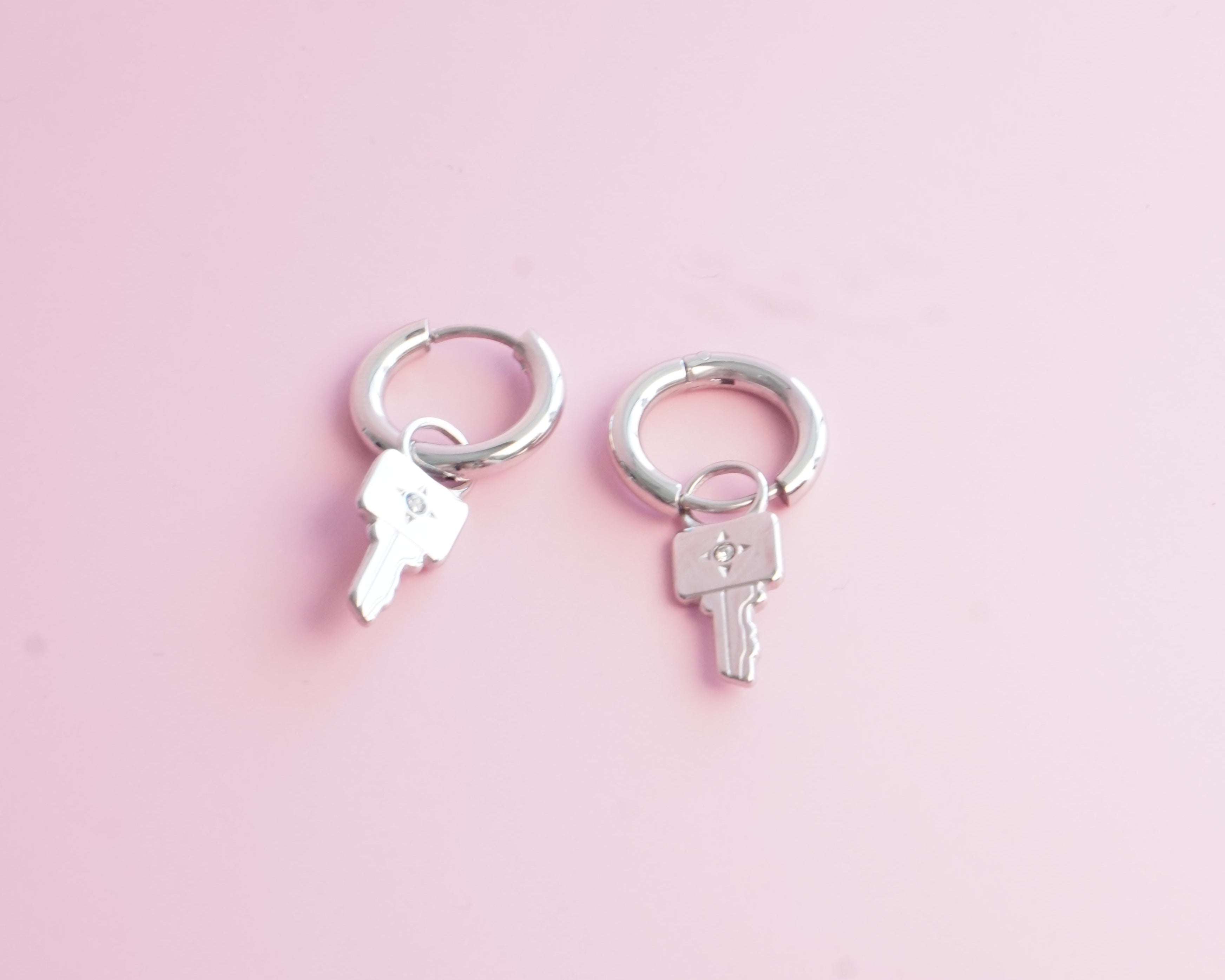 Huggie llave colgante con cristal de acero