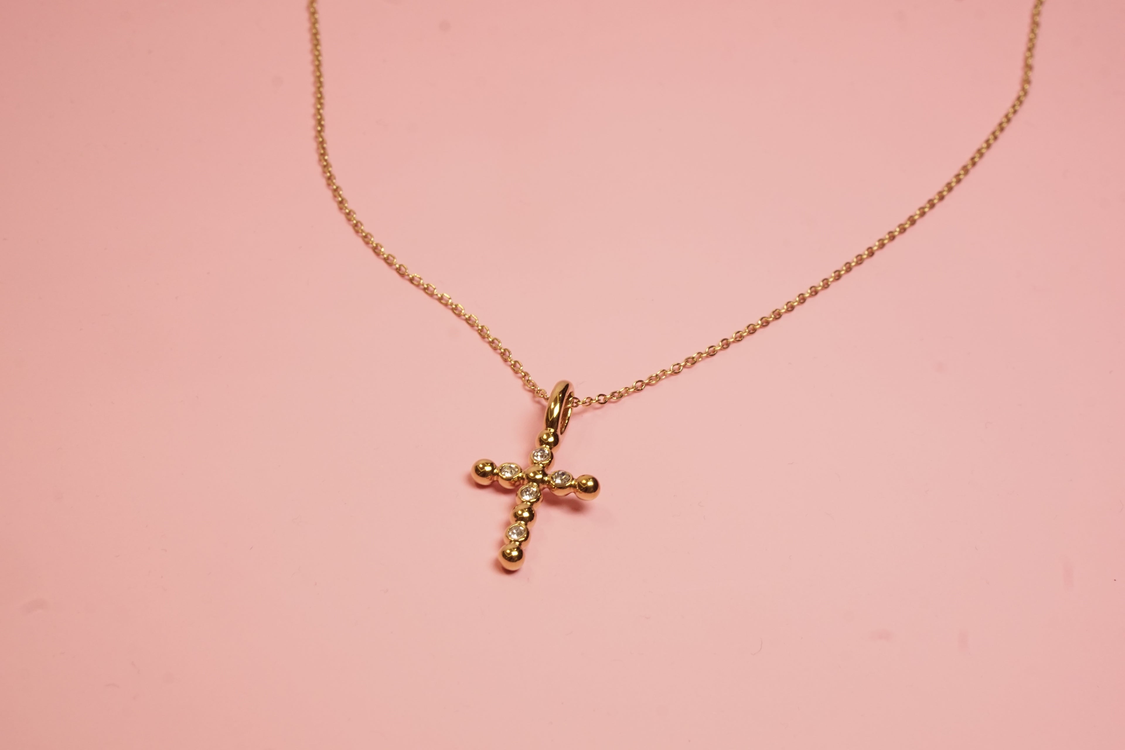 COLLAR CON DIJE DE CRUZ DE BOLITAS CON CRISTALES