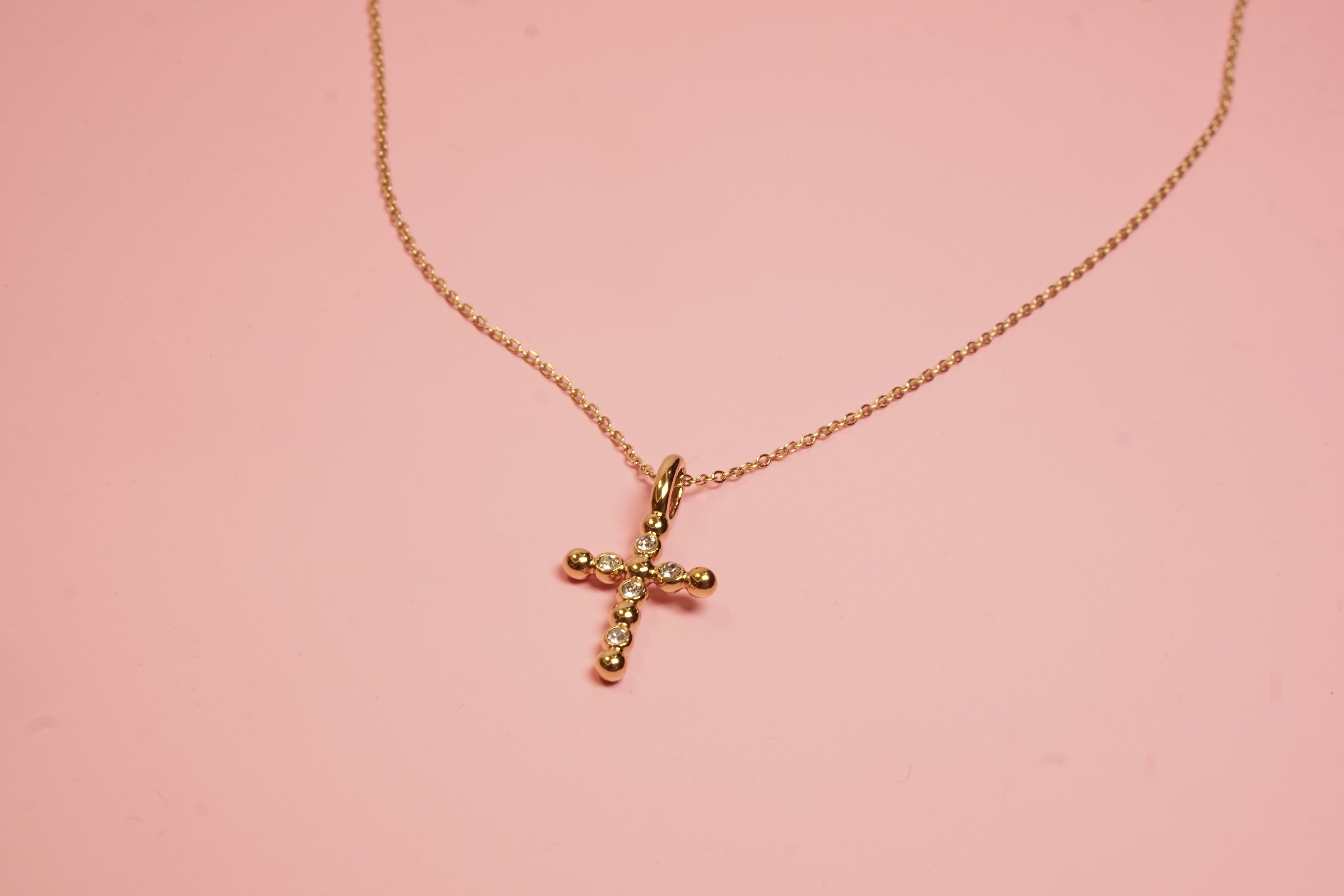 COLLAR CON DIJE DE CRUZ DE BOLITAS CON CRISTALES