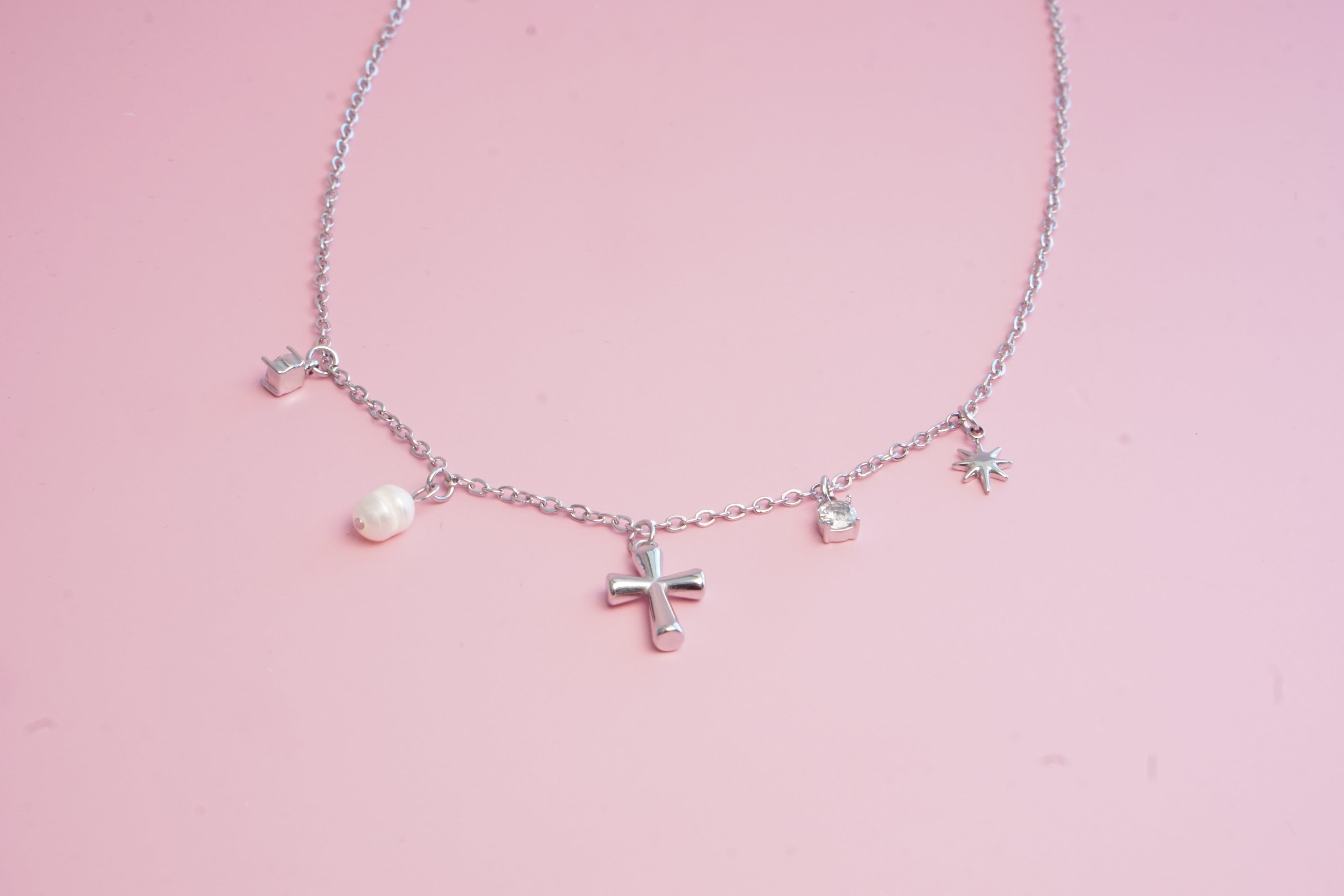 COLLAR DE CRUZ Y ESTRELLA CON PERLA Y CRISTALES