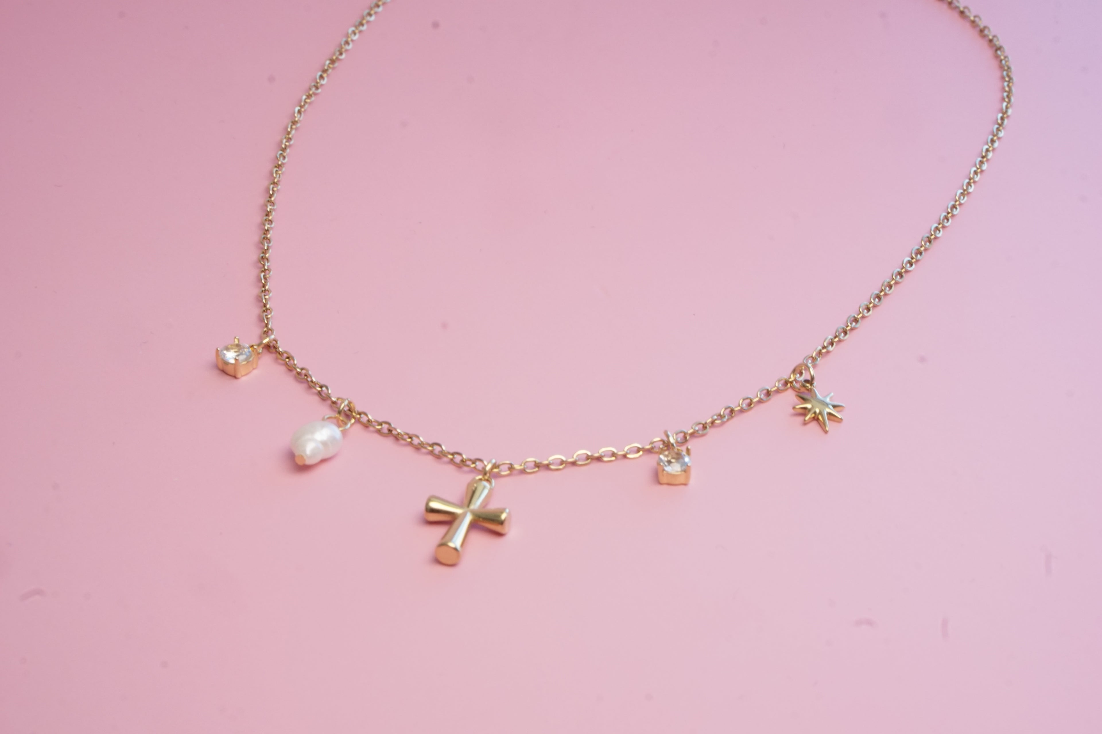 COLLAR DE CRUZ Y ESTRELLA CON PERLA Y CRISTALES