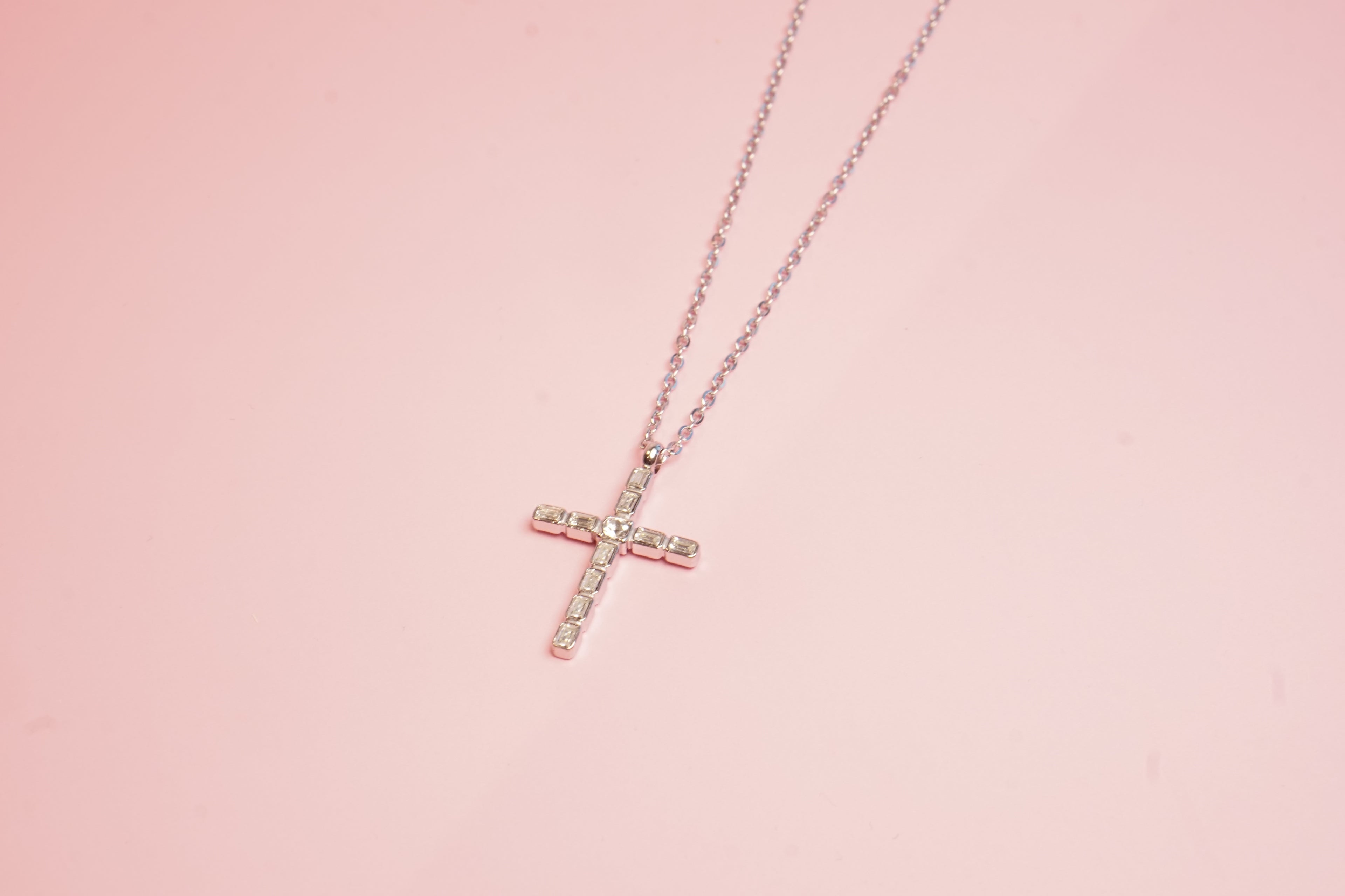 COLLAR DE CRUZ CON CRISTALES BAGUETTE 60CM/25M