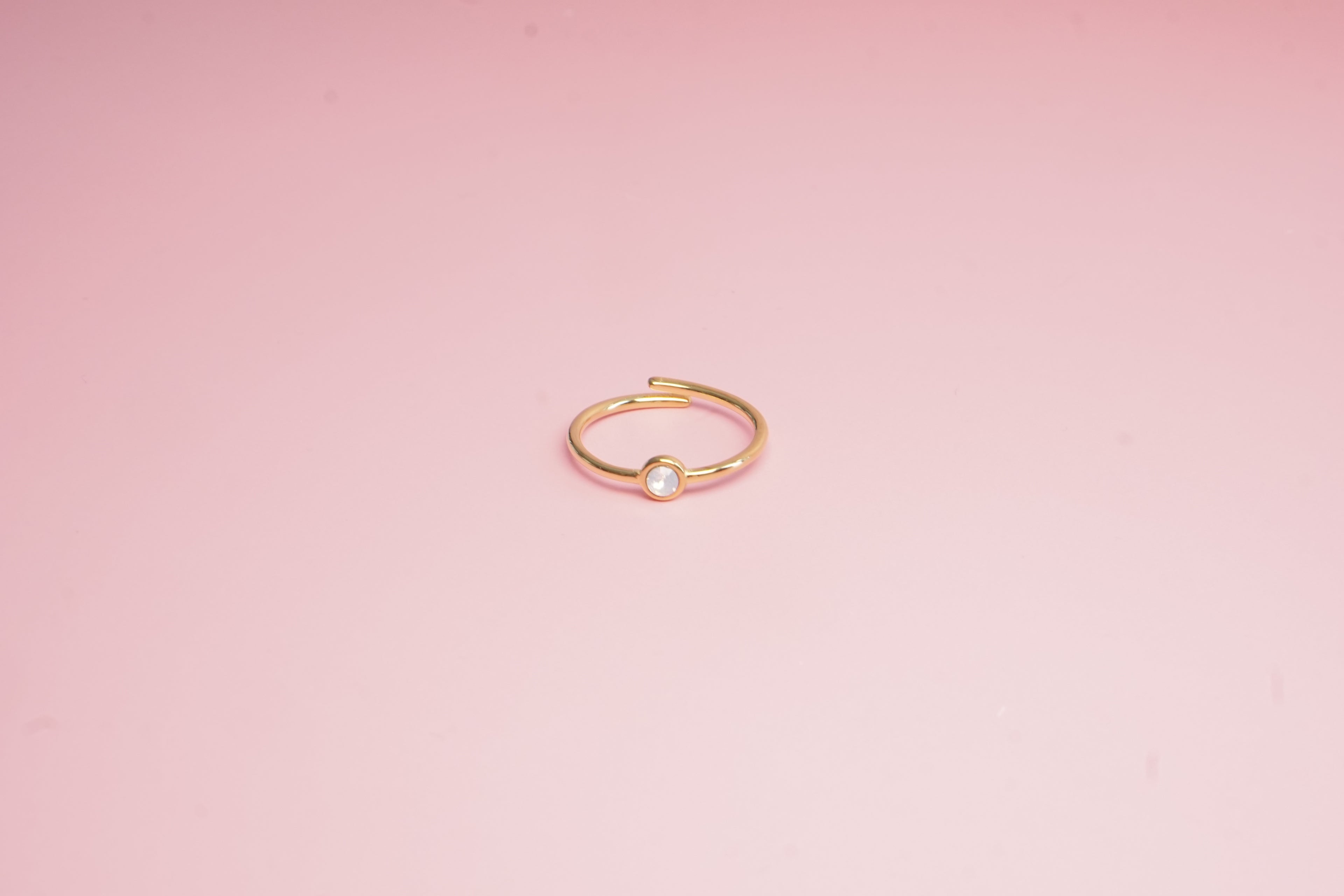 ANILLO LISO CON PIEDRA BISELADA DE OPALO BLANCA