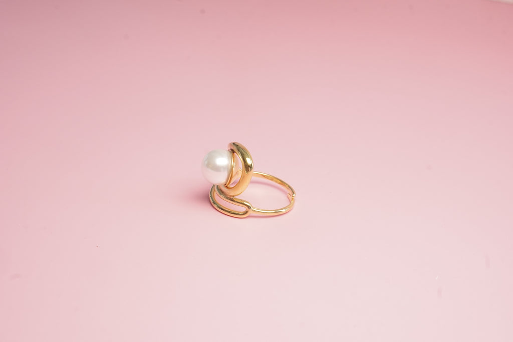 ANILLO AJUSTABLE IRREGULAR CON PERLA 20MM DORA