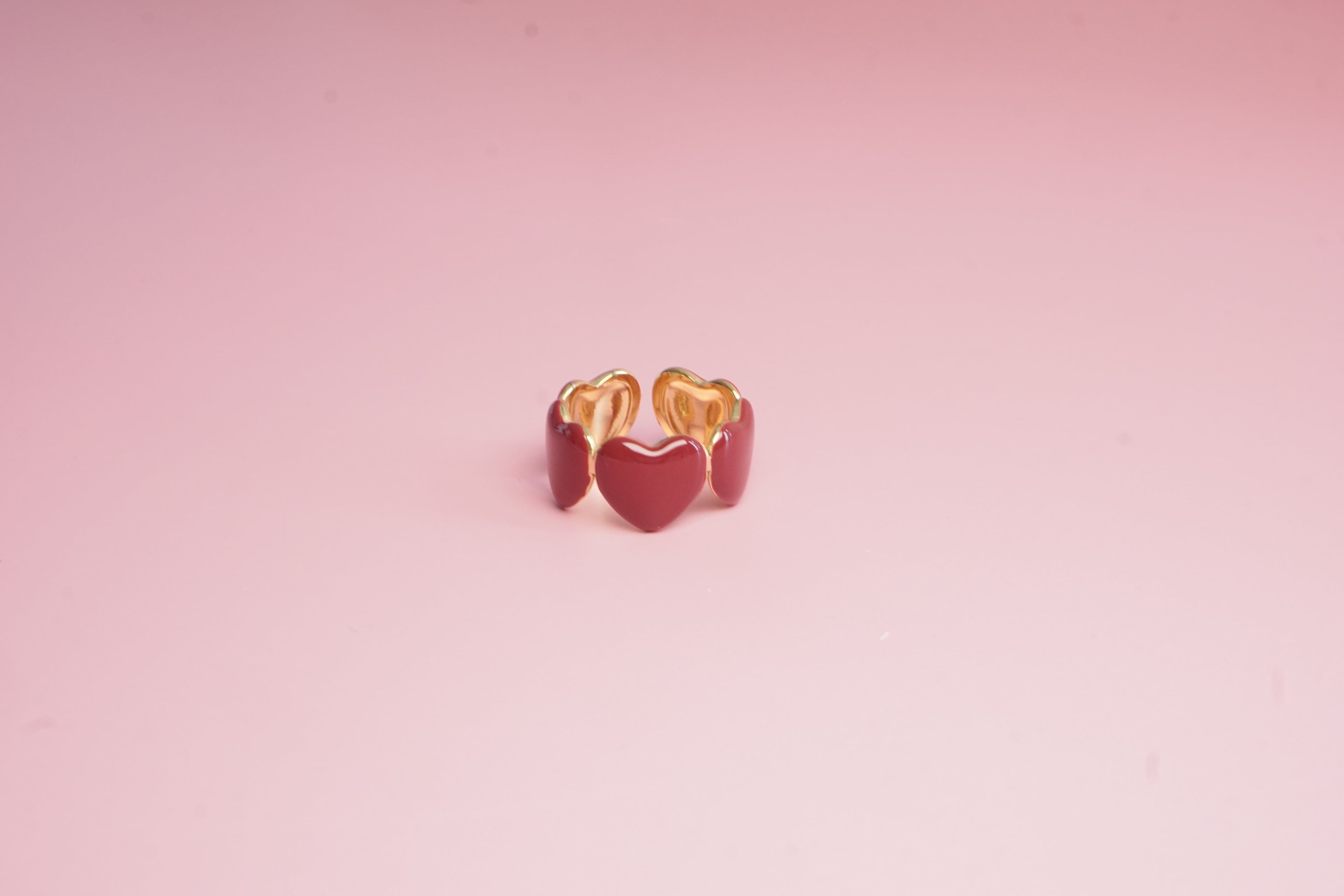 ANILLO AJUSTABLE DE CORAZONES ROJOS ESMALTADO