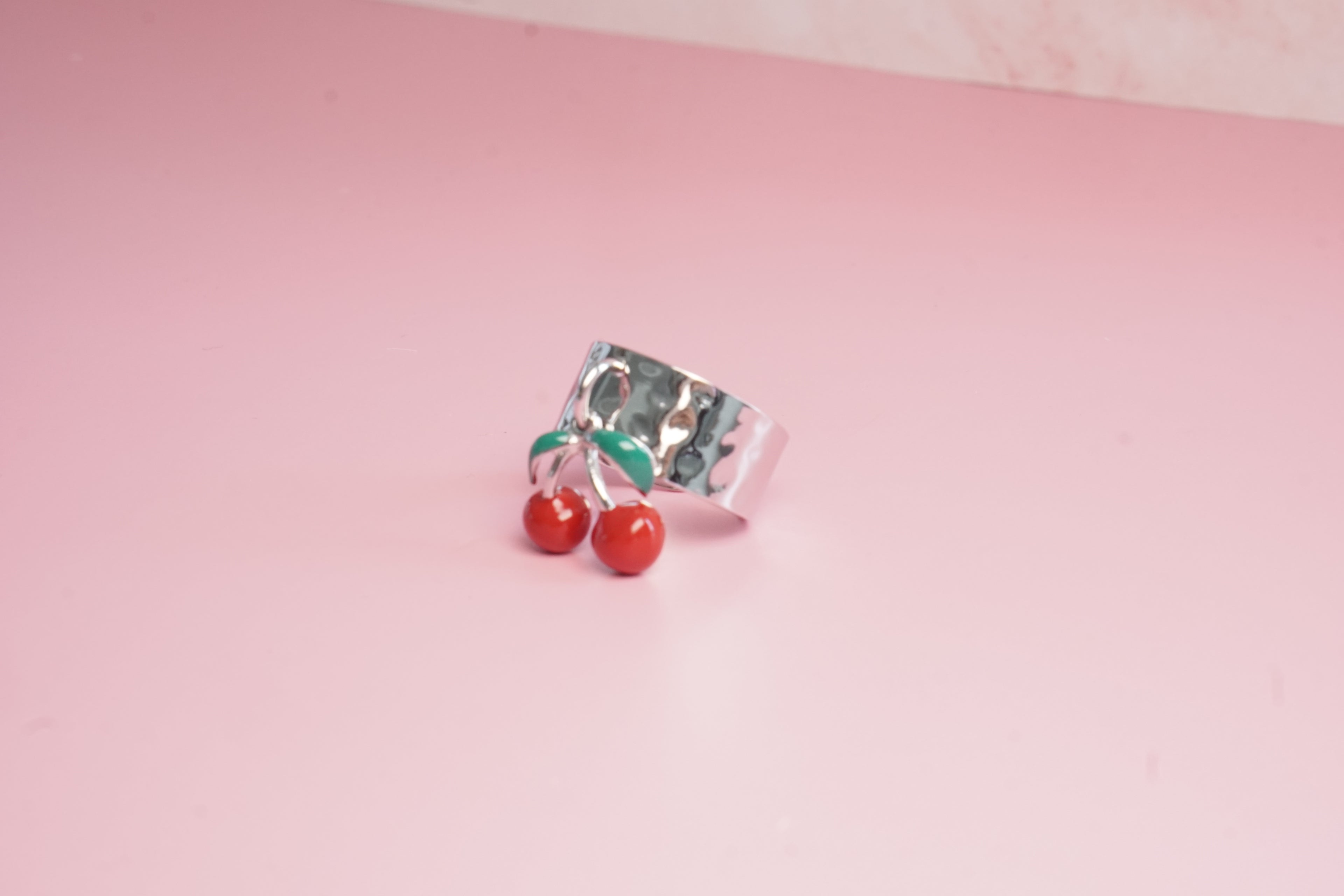 ANILLO AJUSTABLE ANCHO CON COLGANTE DE CEREZA