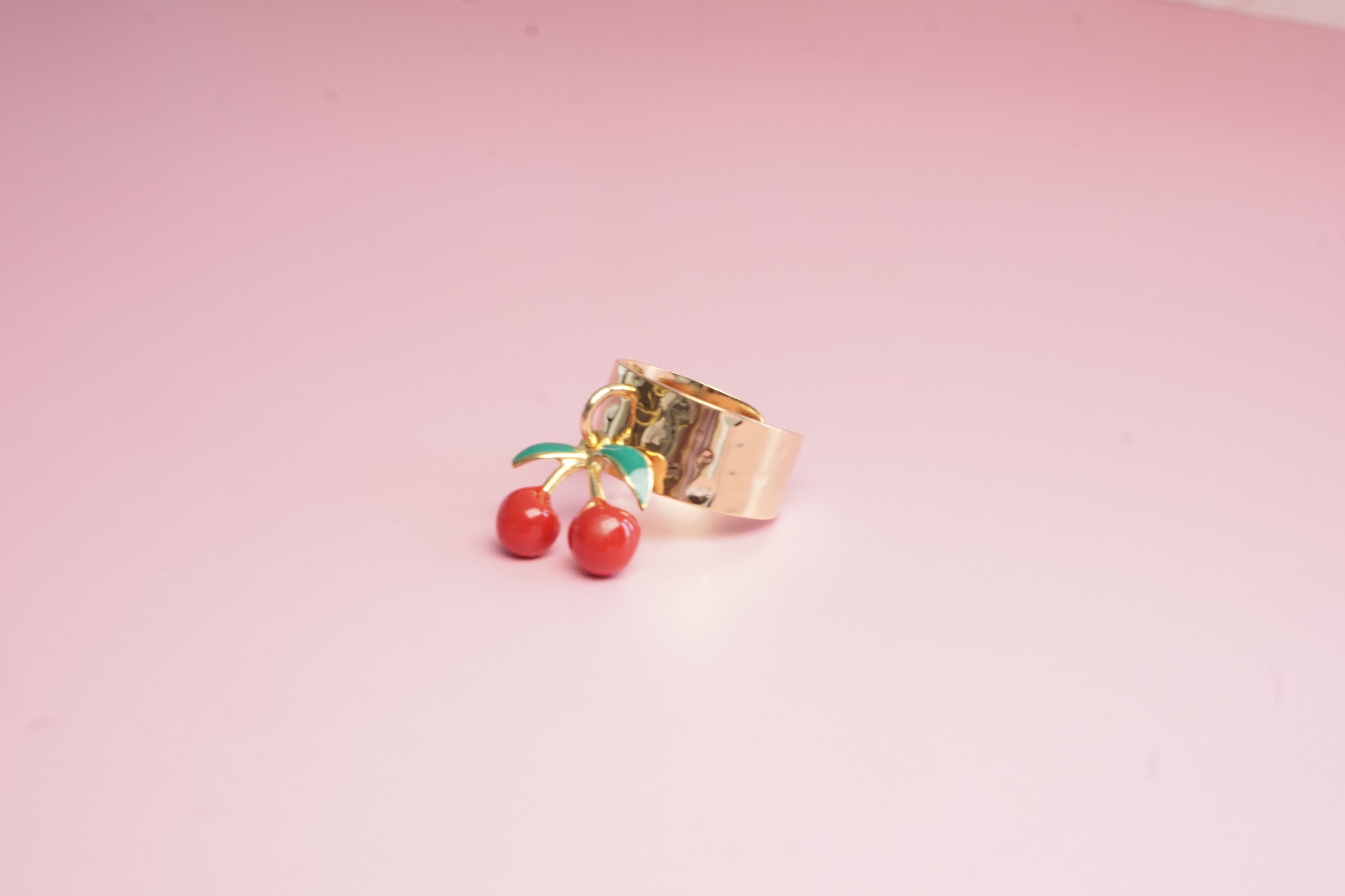 ANILLO AJUSTABLE ANCHO CON COLGANTE DE CEREZA