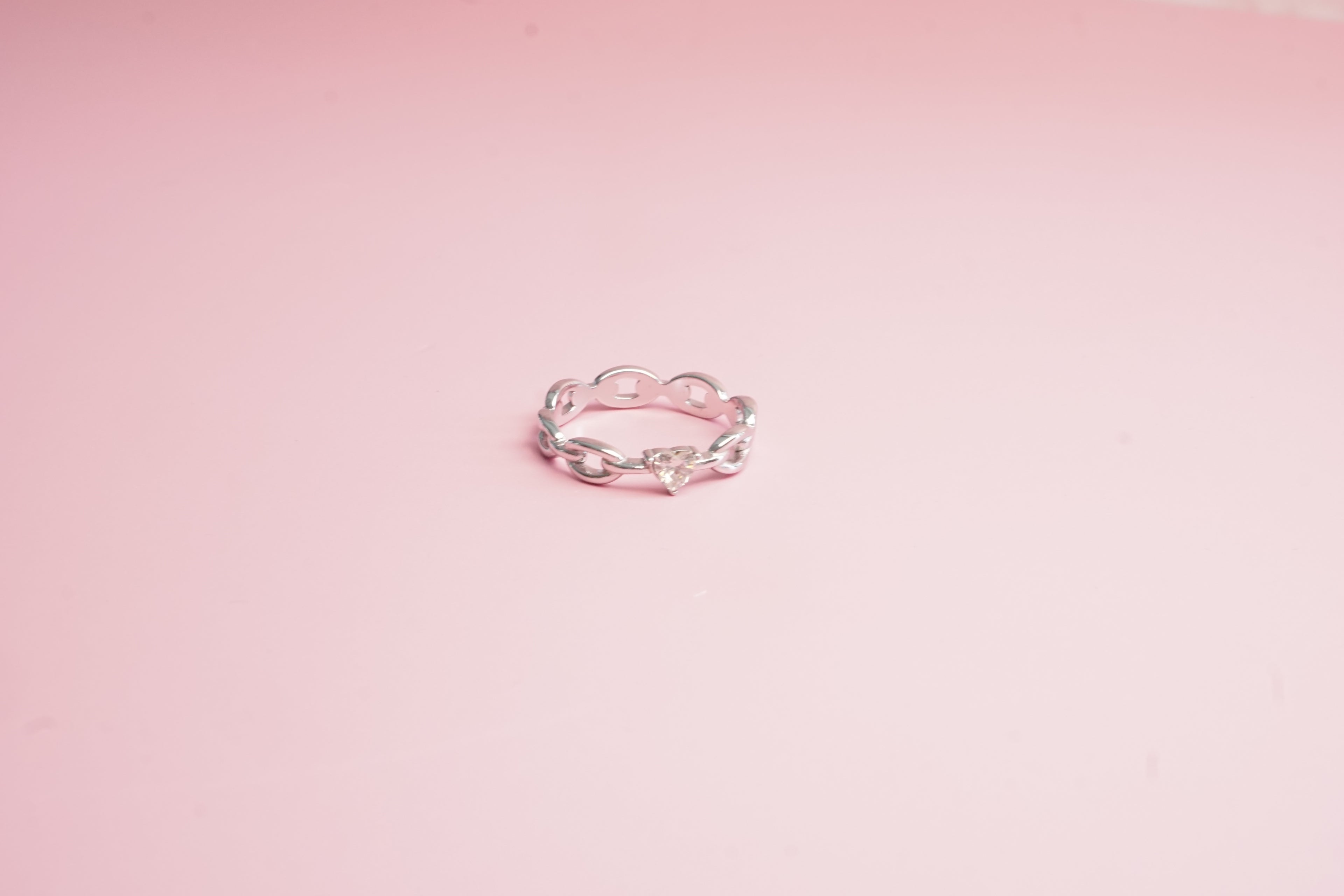 ANILLO DE ESLABONES CON CRISTAL DE CORAZON 5MM