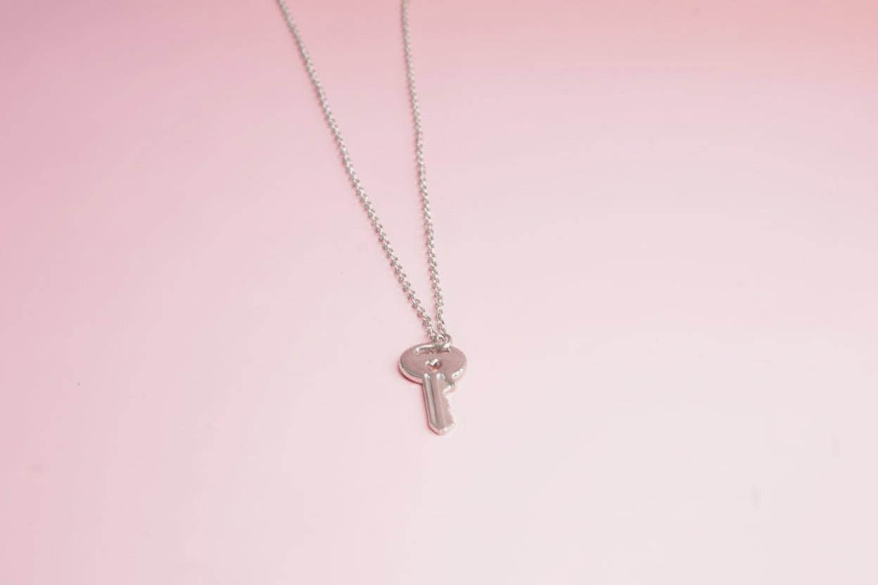 COLLAR DE LLAVE CON CORAZON CALADO 45-50CM/25M