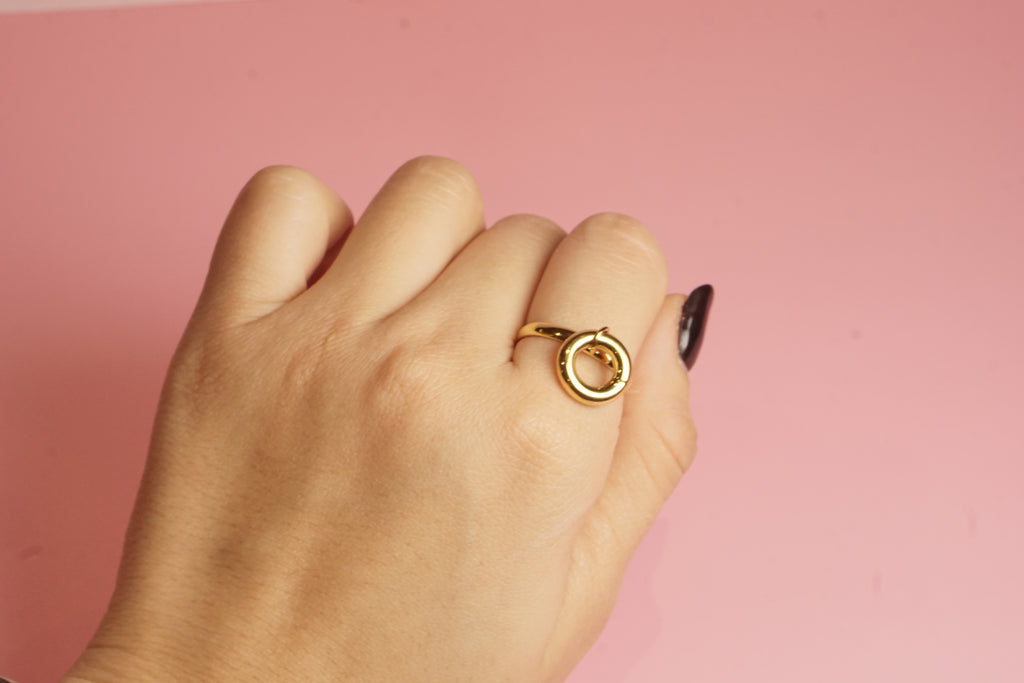 ANILLO LISO CON ARO COLGANTE 2MM/AJUSTABLE