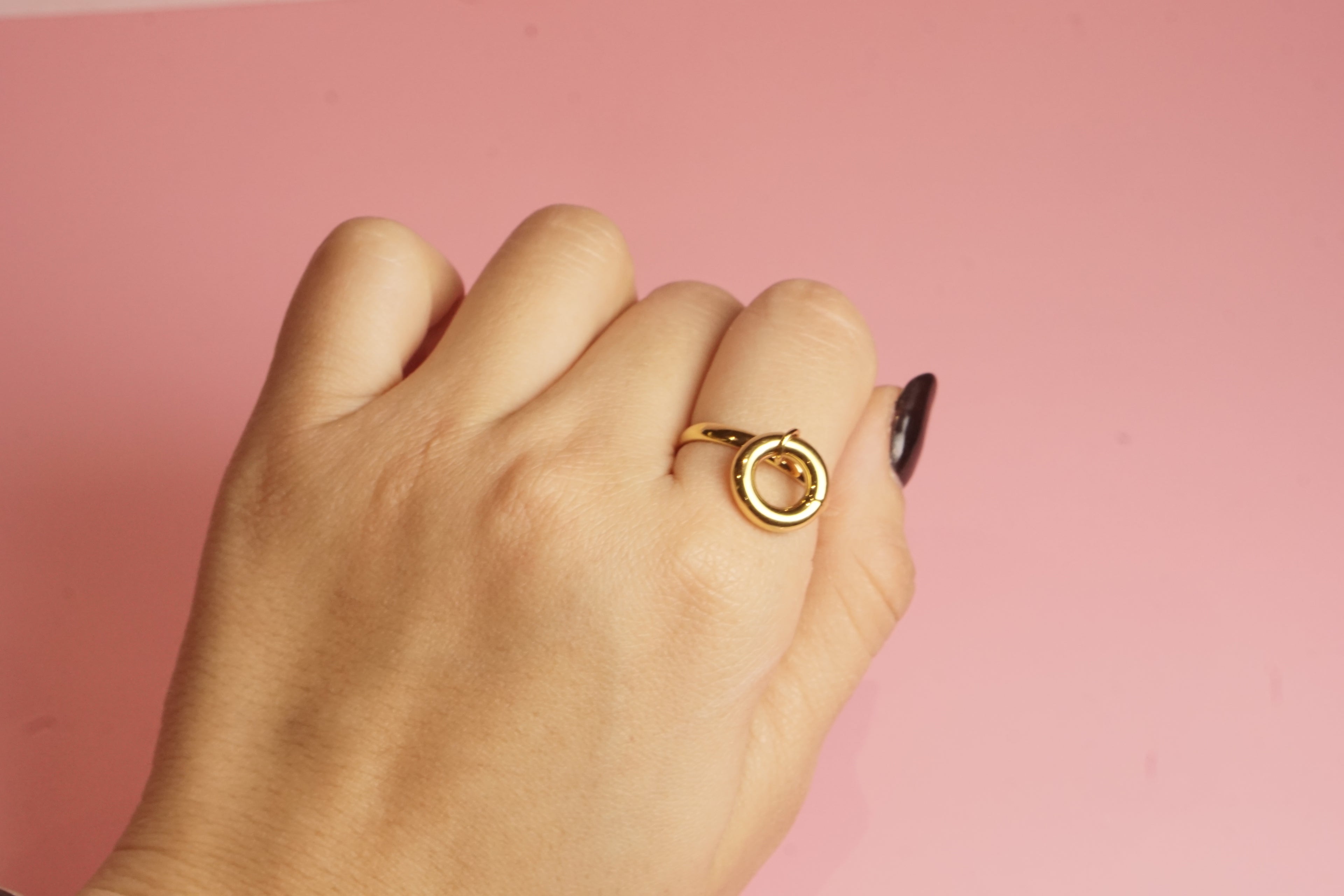 ANILLO LISO CON ARO COLGANTE 2MM/AJUSTABLE