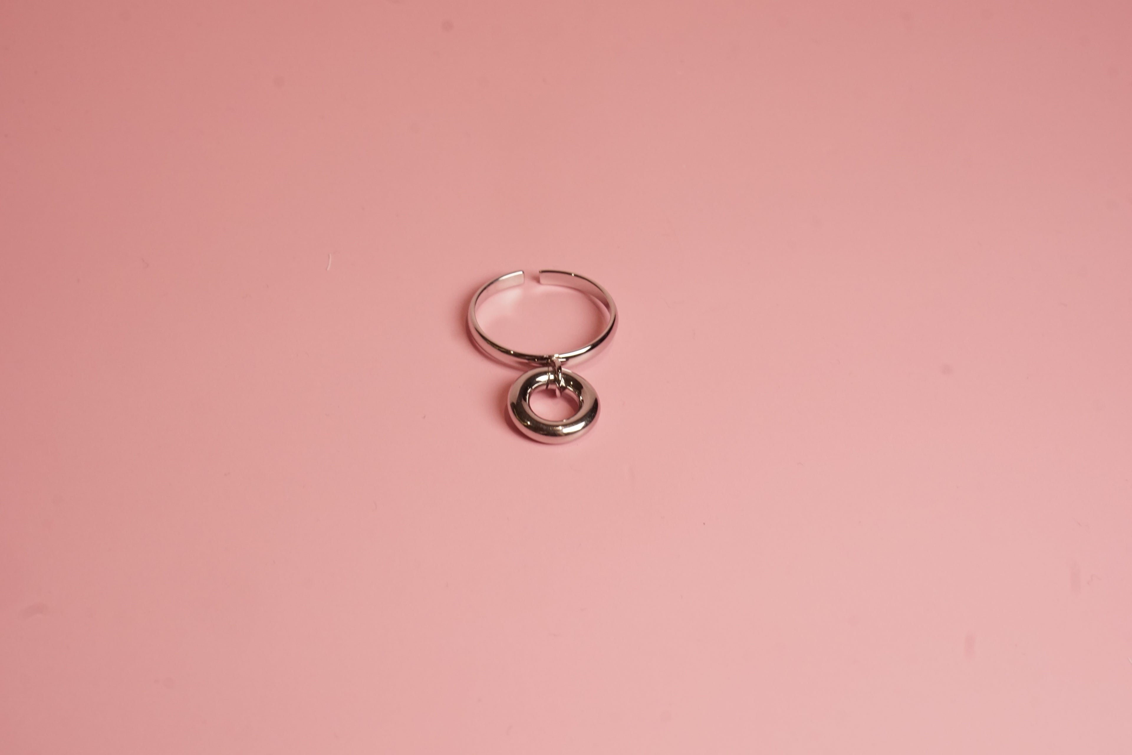 ANILLO LISO CON ARO COLGANTE 2MM/AJUSTABLE