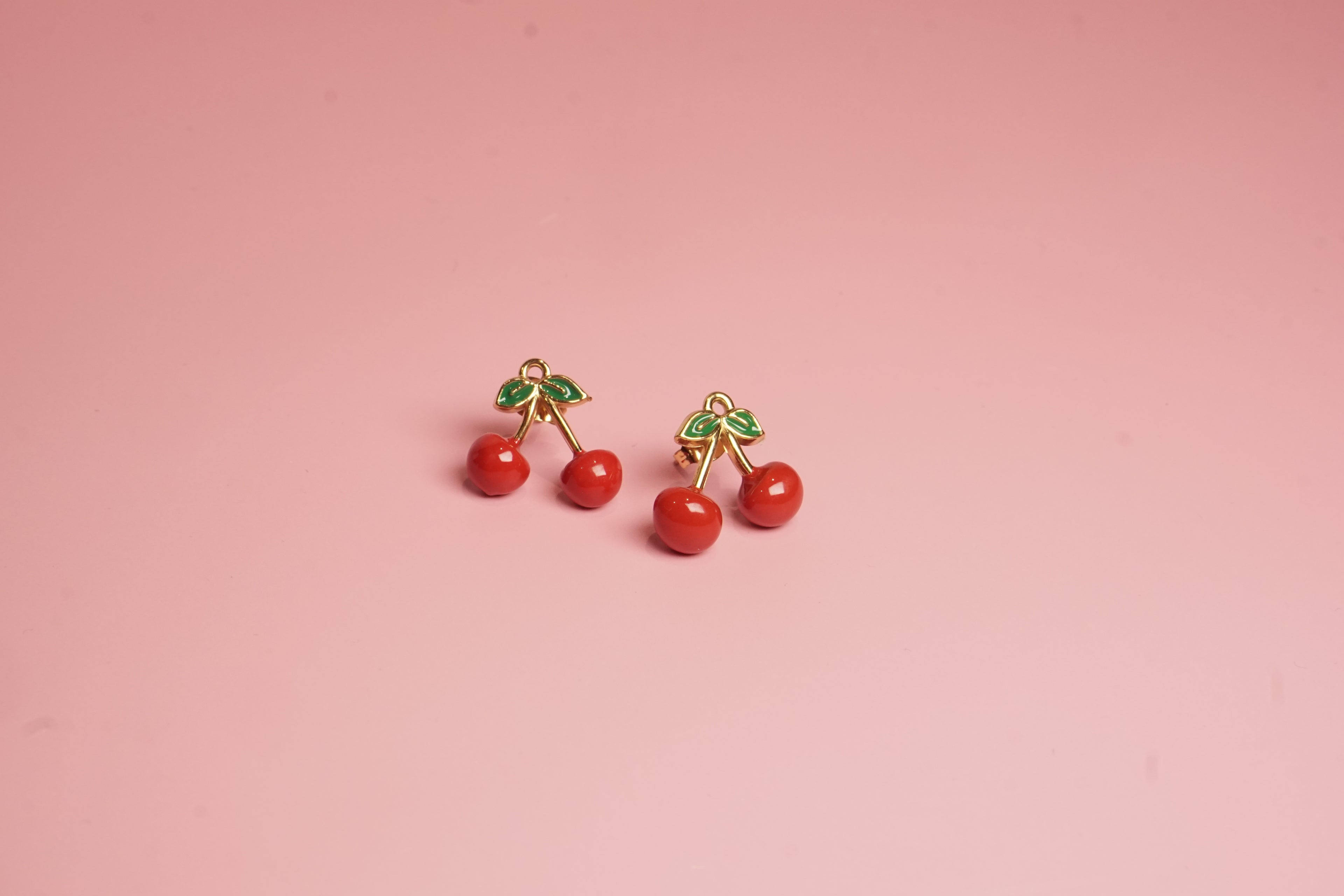 ARETE DE CEREZAS ESMALTADAS 15MM DORADO