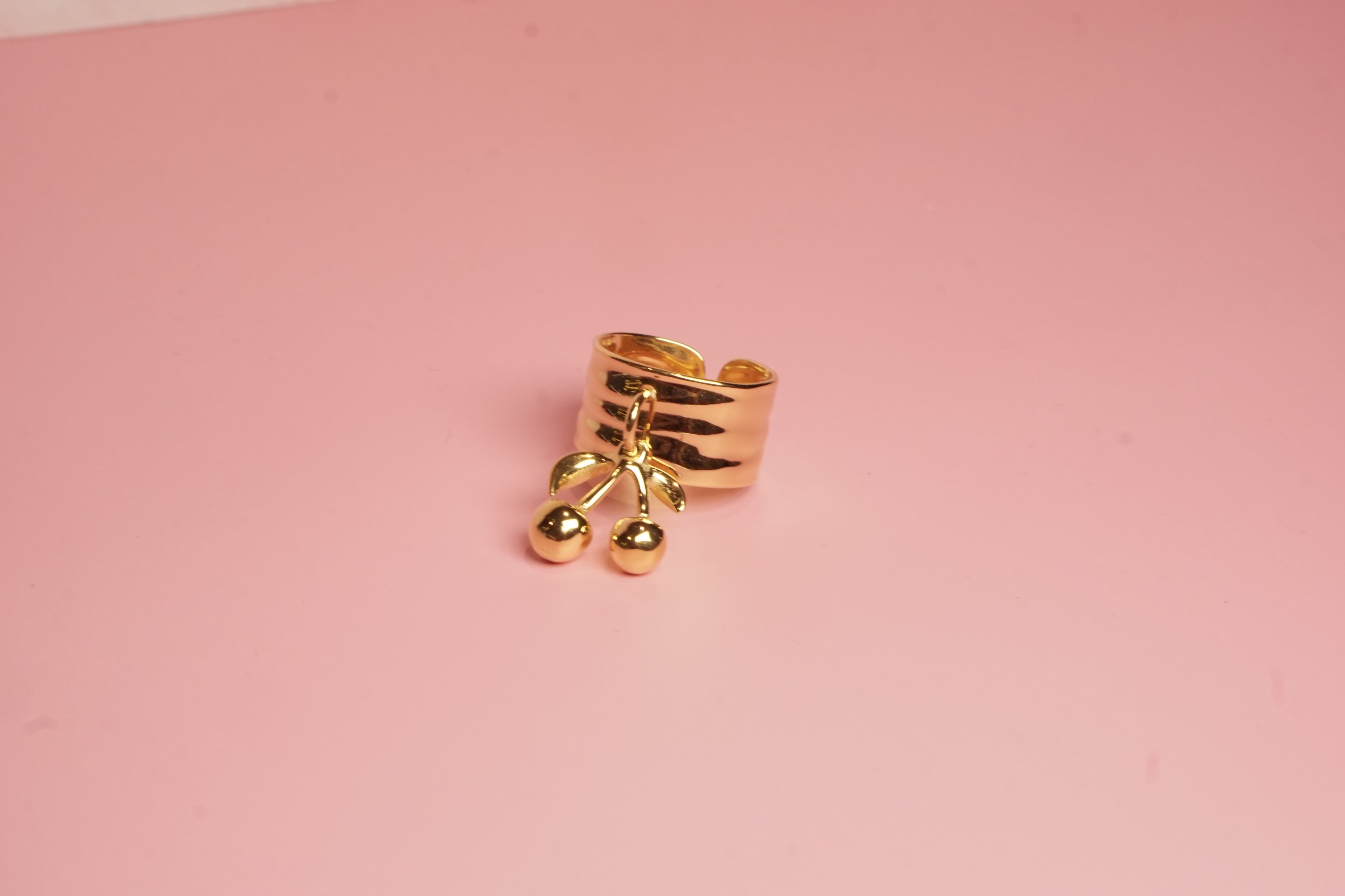 ANILLO ANCHO CON COLGANTE DE CEREZAS 11MM/AJUSTABLE