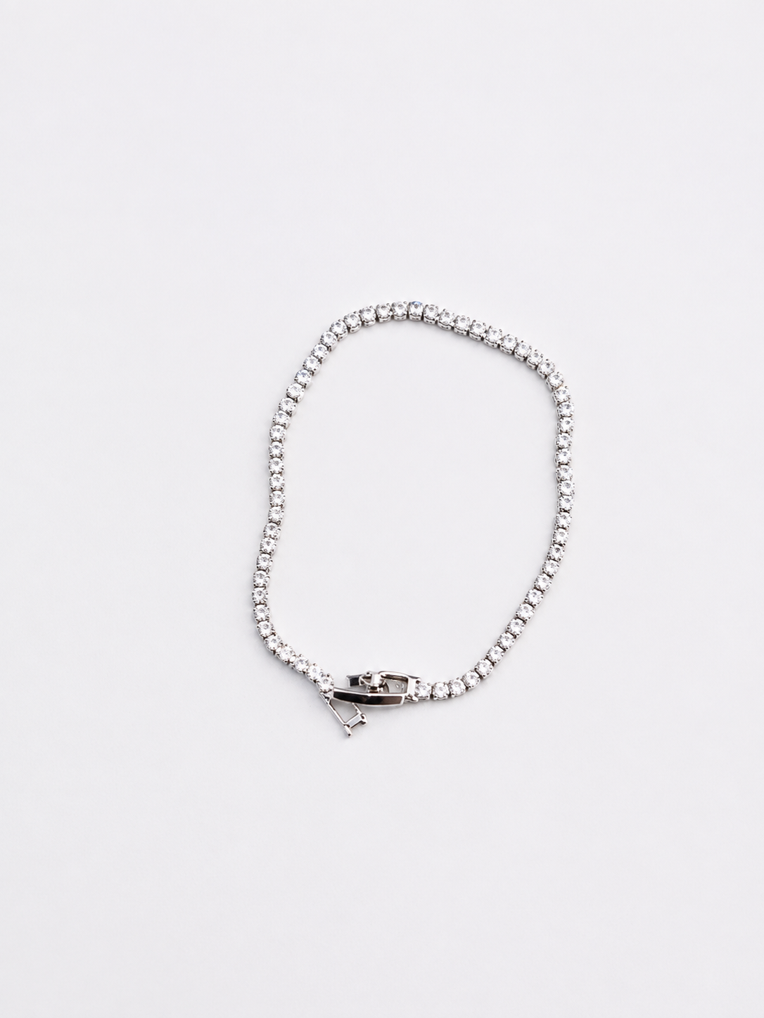 pulsera tipo tennis con broche plateada delgada
