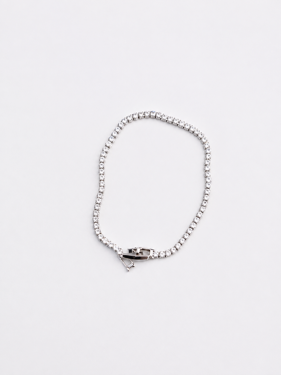 pulsera tipo tennis con broche plateada delgada
