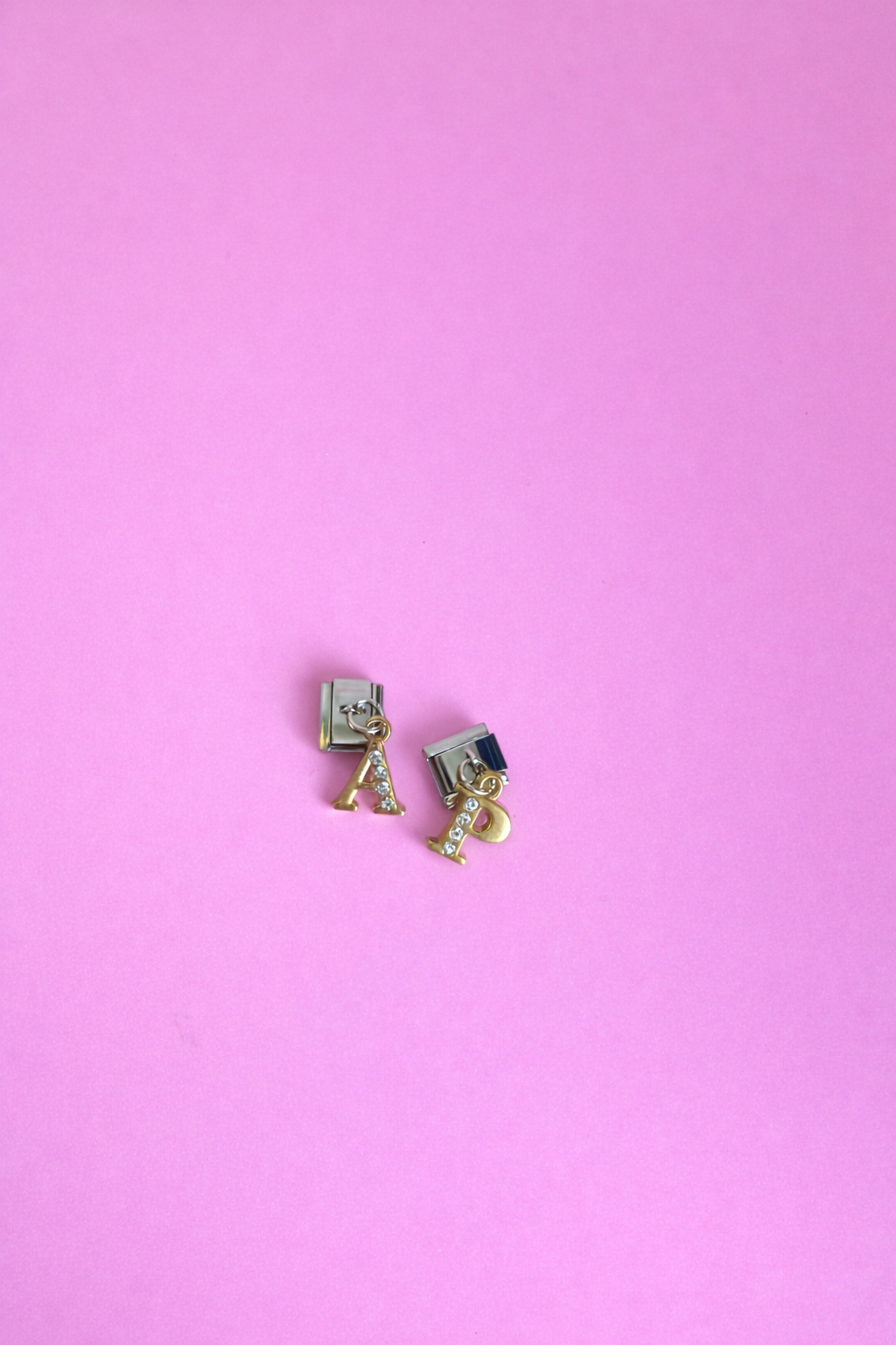 Charm letra colgante combinado brillos