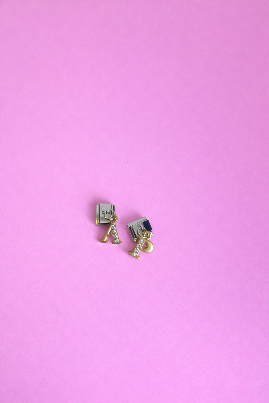 Charm letra colgante combinado brillos