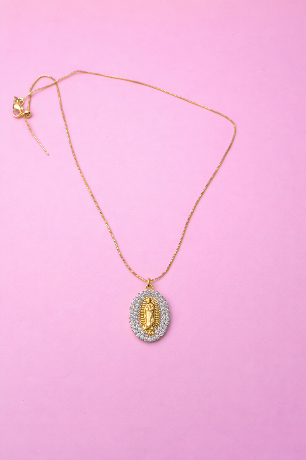 Collar ajustable virgen con zirconias